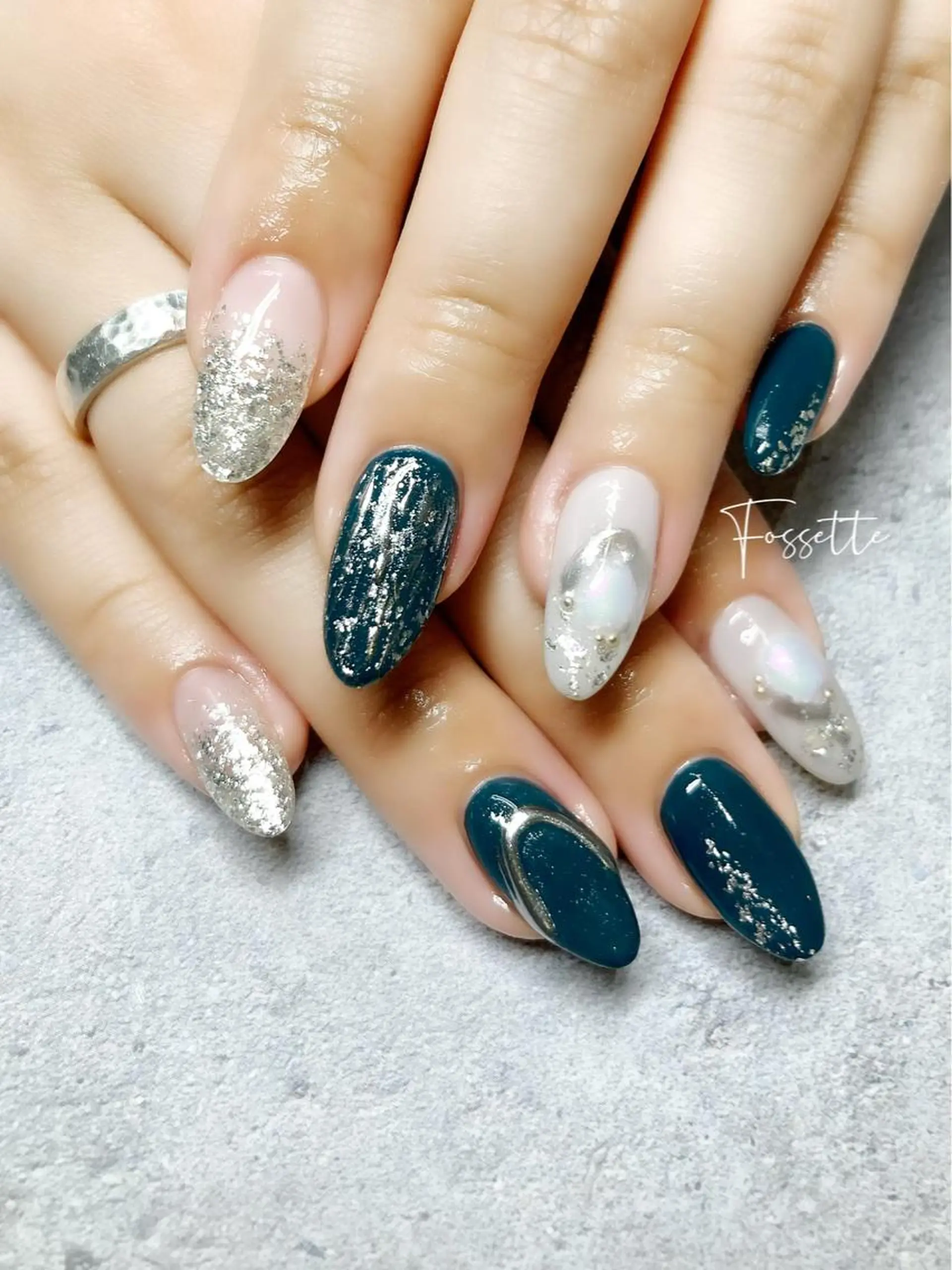 ネイル グリーン ミラーネイル ニュアンスネイル シルバー nailsalon Fossetteのネイルデザイン