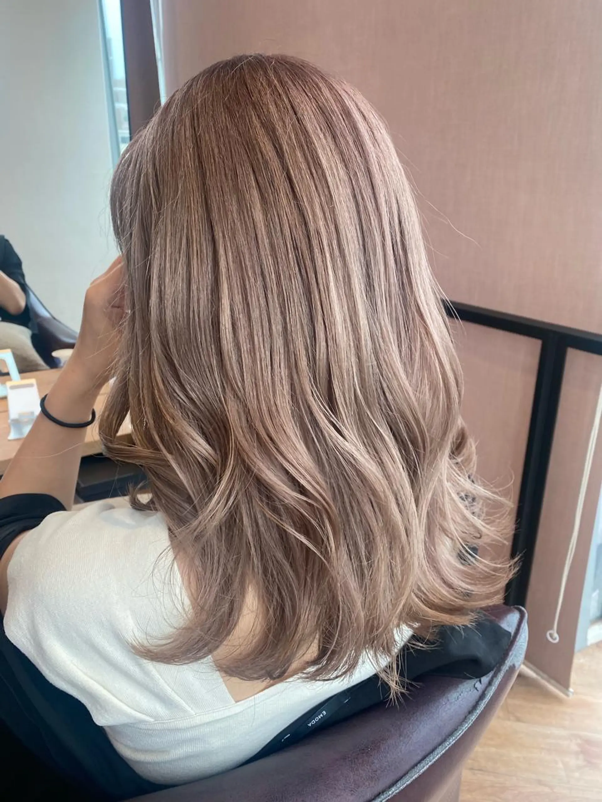 ミディアム カラー 韓国ヘア顔周りカット 艶髪ベージュtamaのヘアスタイル