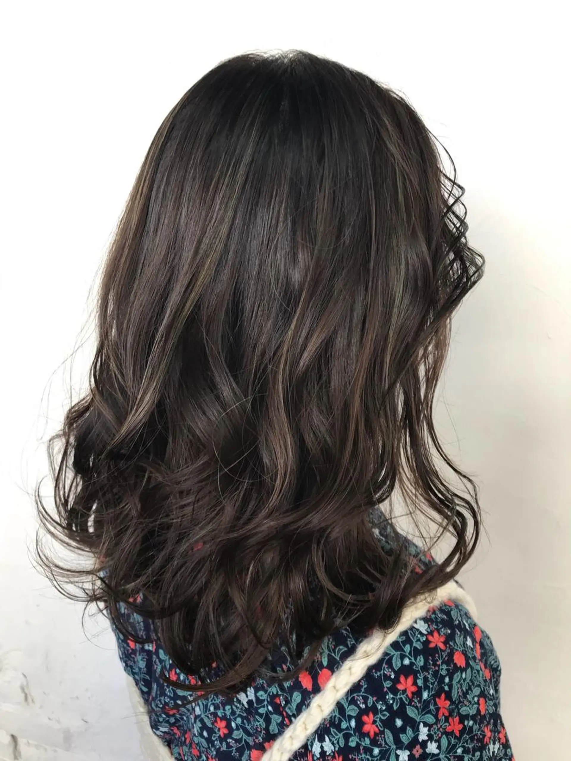 ミディアム カラー アッシュ ベージュカラー ハイライトカラー ハイライト 伊藤 優希のヘアスタイル