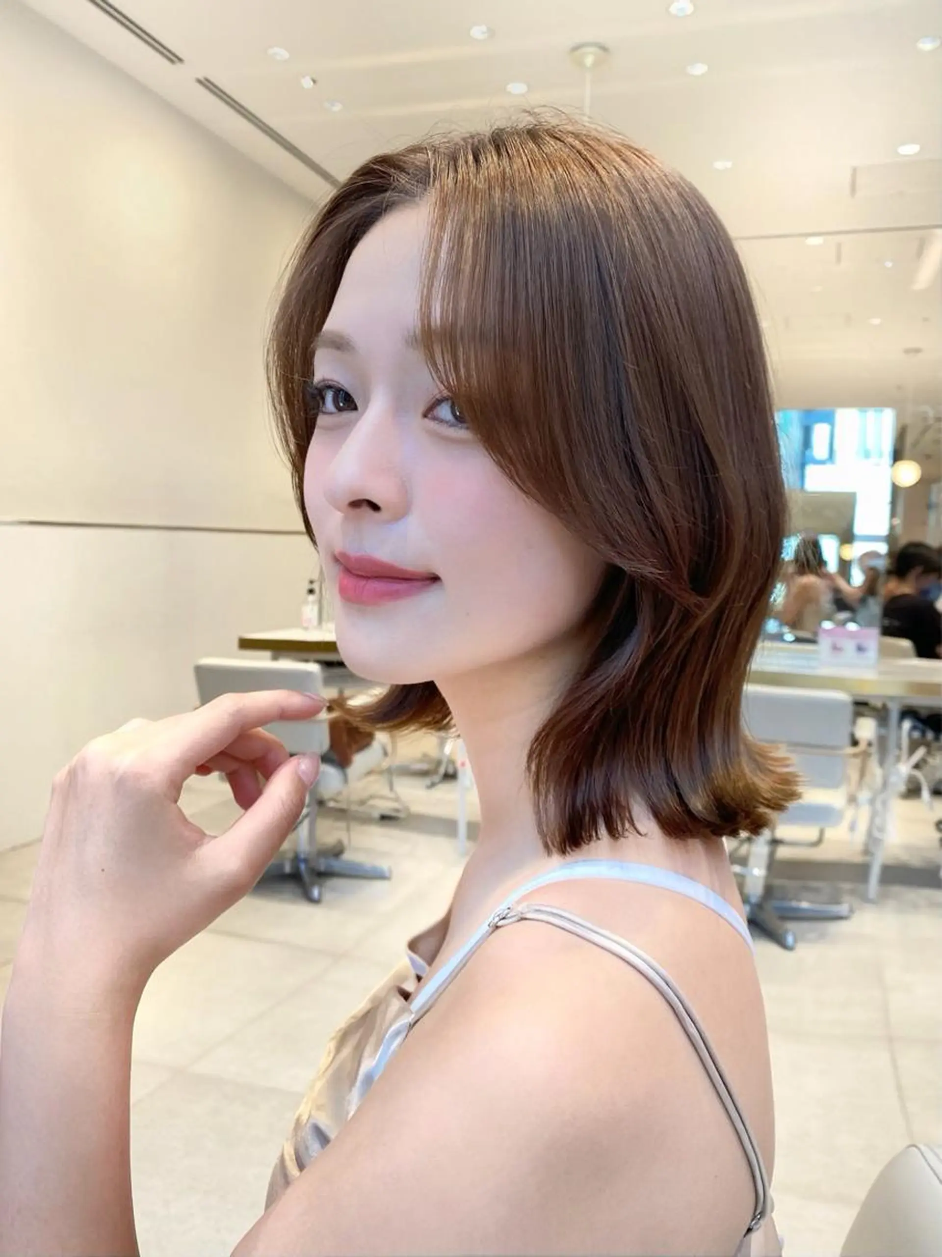 ミディアム カラー パーマ ヘアアレンジ 切りっぱなしボブ バレイヤージュ ブリーチ ケアブリーチ 透明感カラー カット ヘアカラー トリートメント ヘアセット 小野寺瑞希 /最小顔カットのヘアスタイル