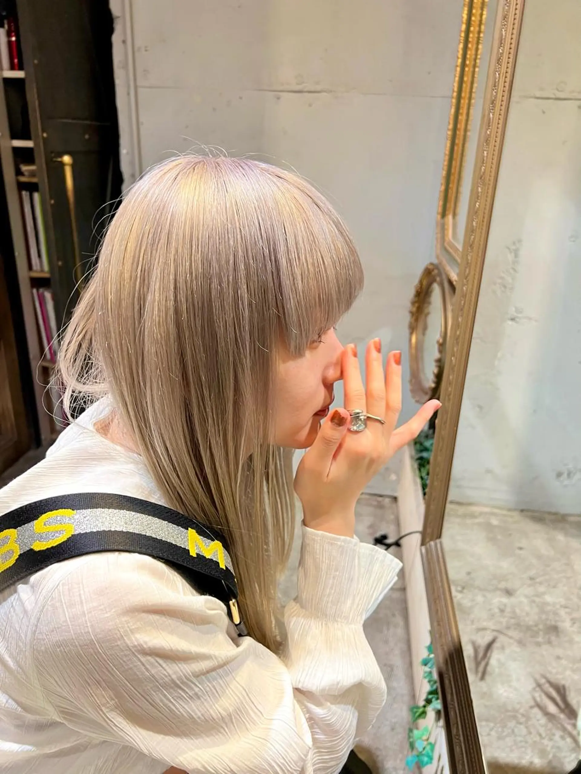 セミロング カラー ハイトーンカラー カット ヘアカラー トリートメント 小笠原 悠斗のヘアスタイル