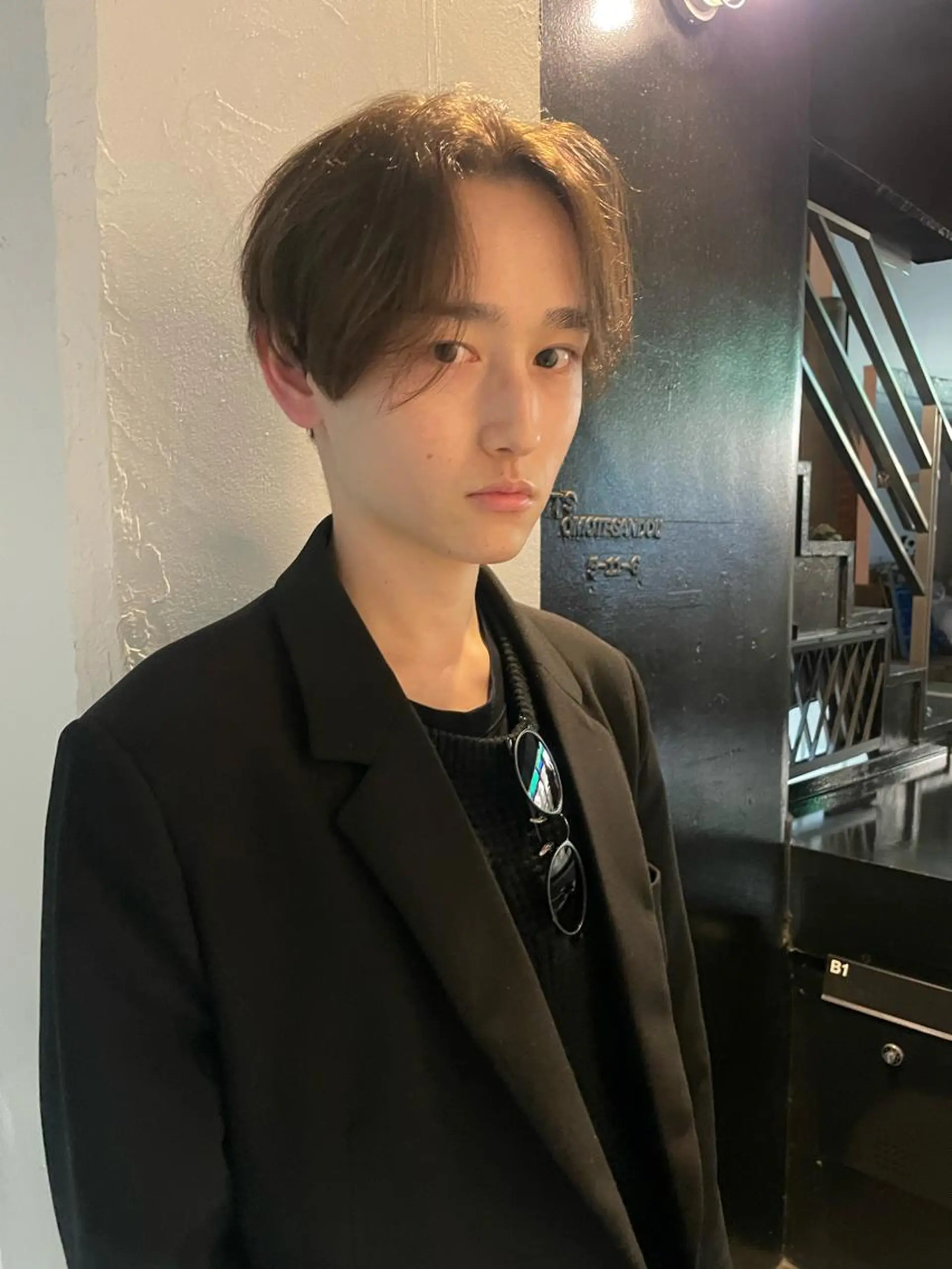 ショート カラー パーマ メンズ メンズバレイヤージュ メンズブリーチ センターパート フェードカット メンズハイライト スパイラルパーマ 🌐hina⭐️のヘアスタイル