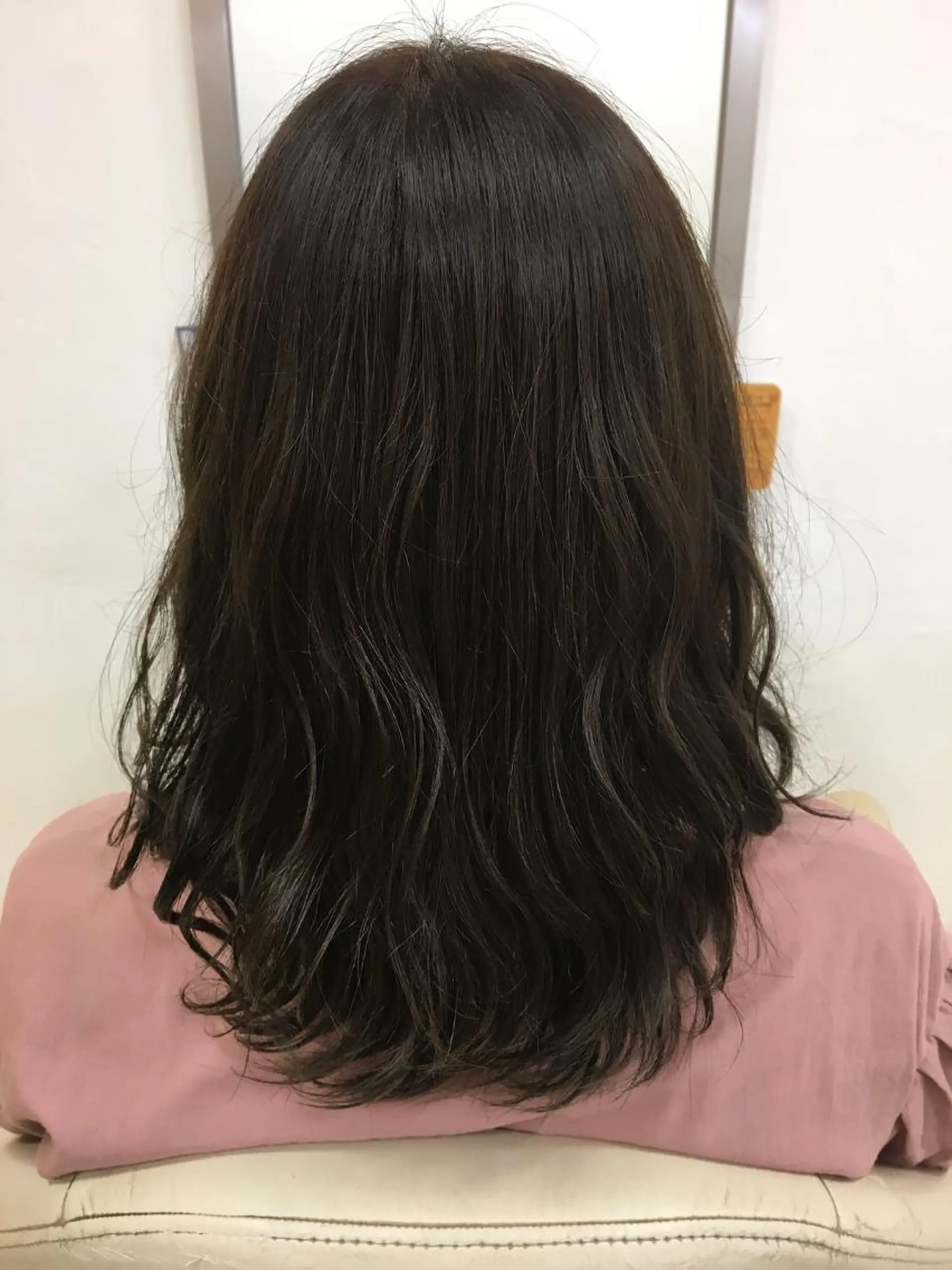 ミディアム カラー グレージュ 工藤 萌香のヘアスタイル