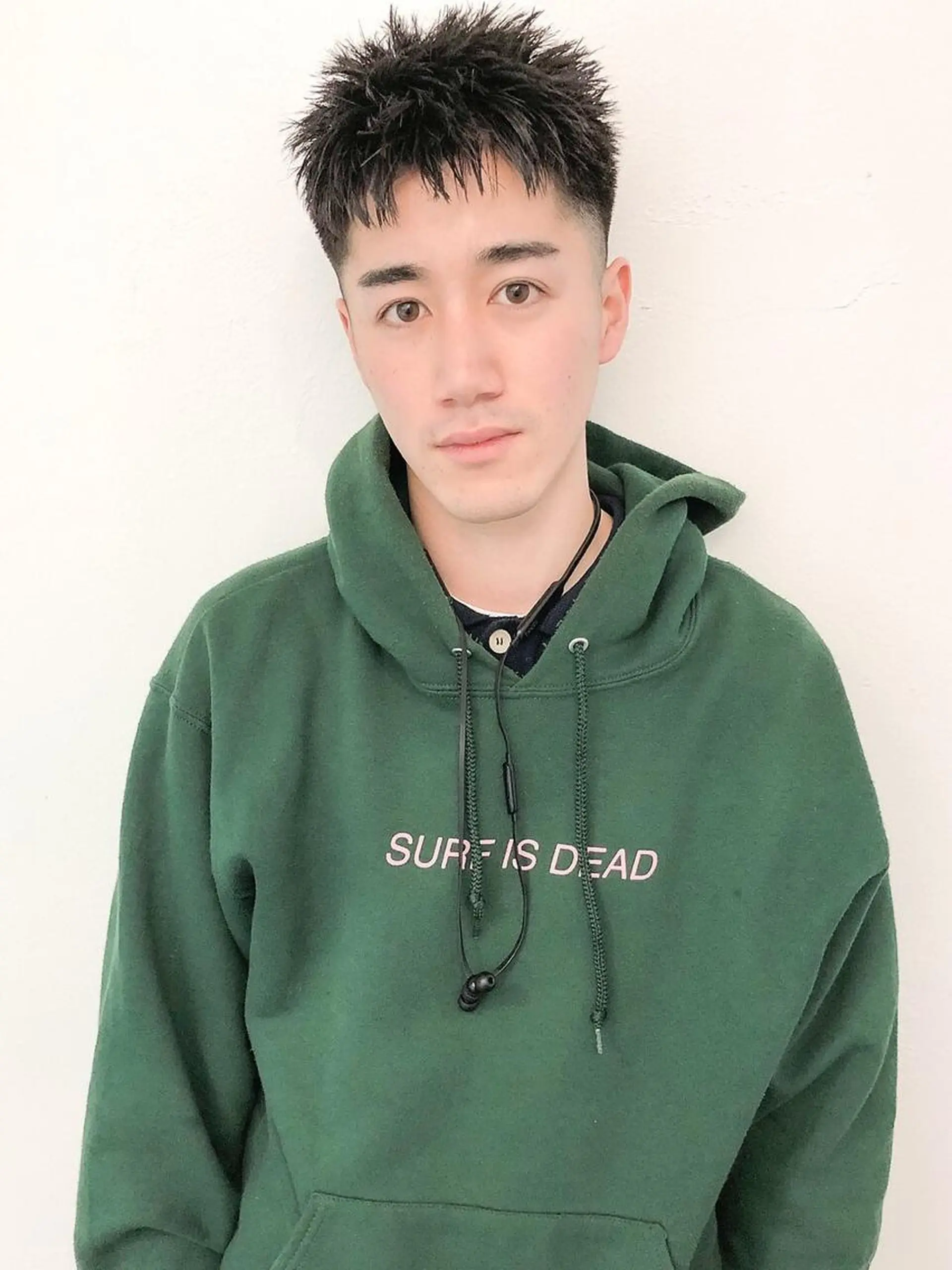 ショート カラー パーマ メンズ メンズバレイヤージュ メンズブリーチ センターパート フェードカット メンズハイライト スパイラルパーマ 🌐hina⭐️のヘアスタイル