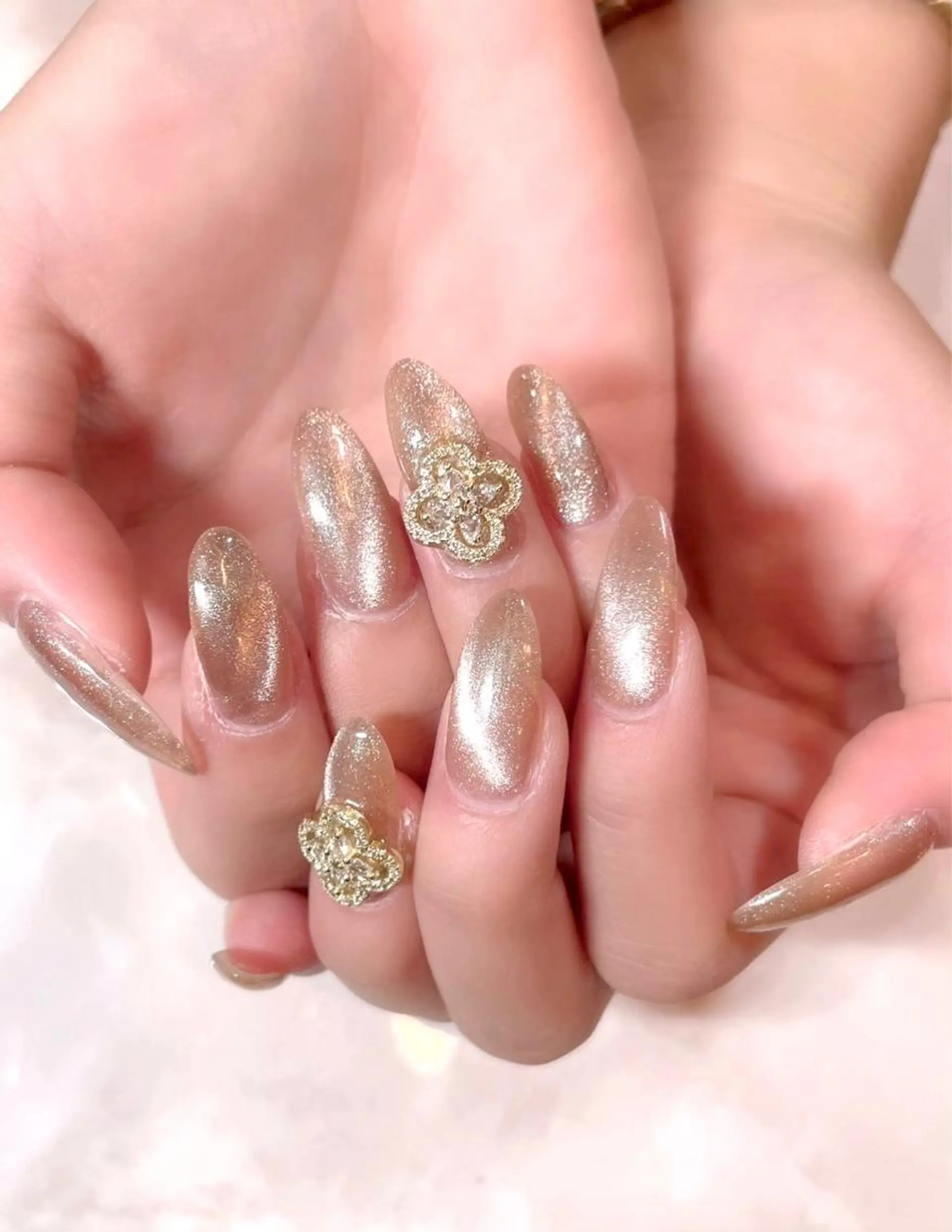 ネイル ゴールド キラキラネイル 韓国ネイル マグネットネイル ワンカラーネイル PRIMO🐈🌱 マツパ/黒ティントのマツエク・マツパデザイン