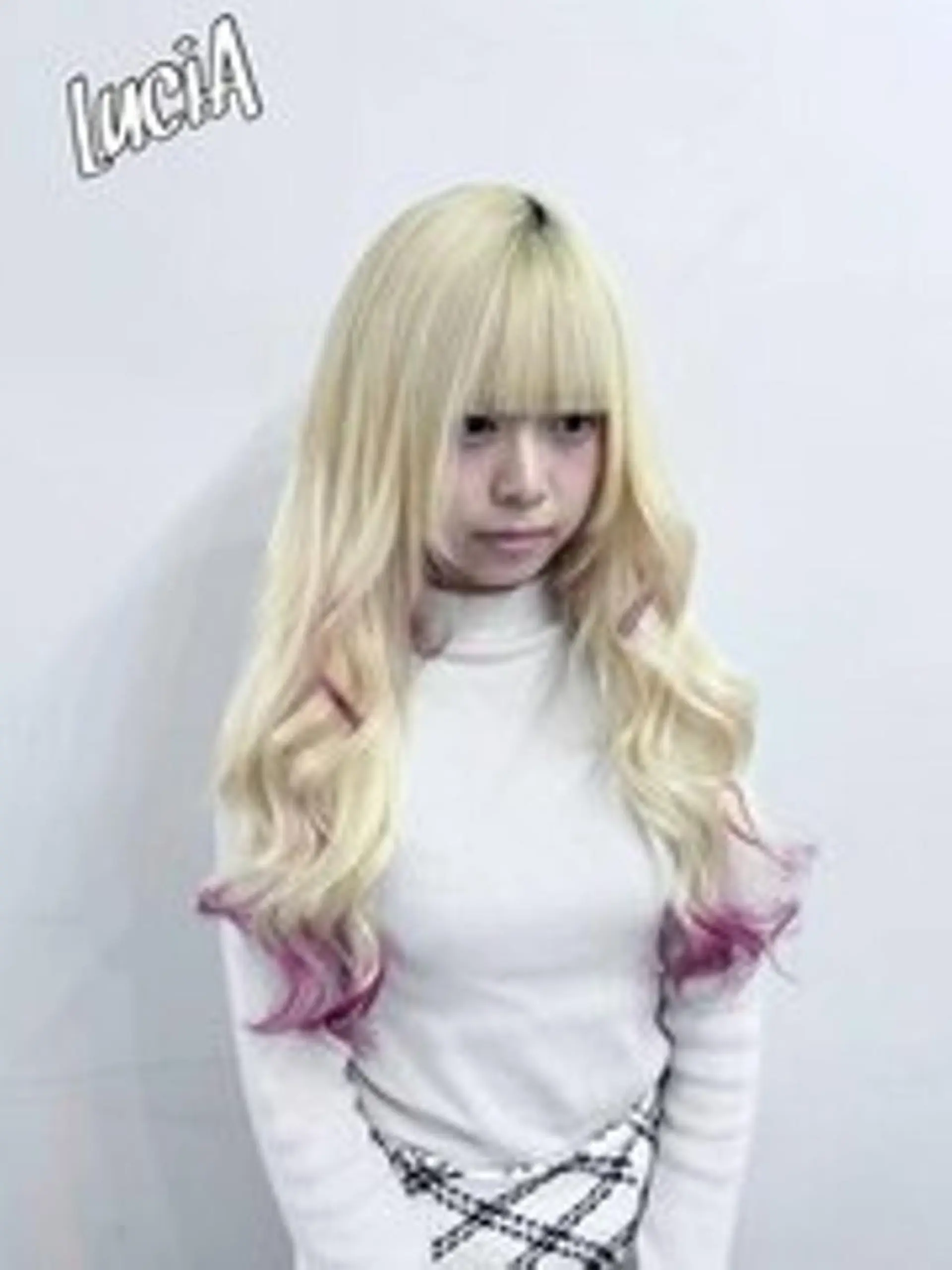 カラー ロング ヘアアレンジ シールエクステ 黒髪 ブリーチ ダブルカラー ハイトーンカラー LuciAエクステ カラー3000セラのヘアスタイル