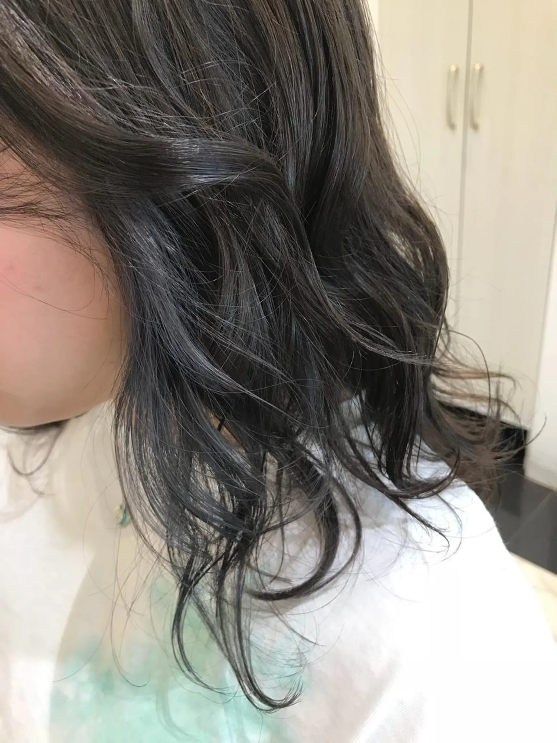 ミディアム カラー シルバー 清藤 綾のヘアスタイル