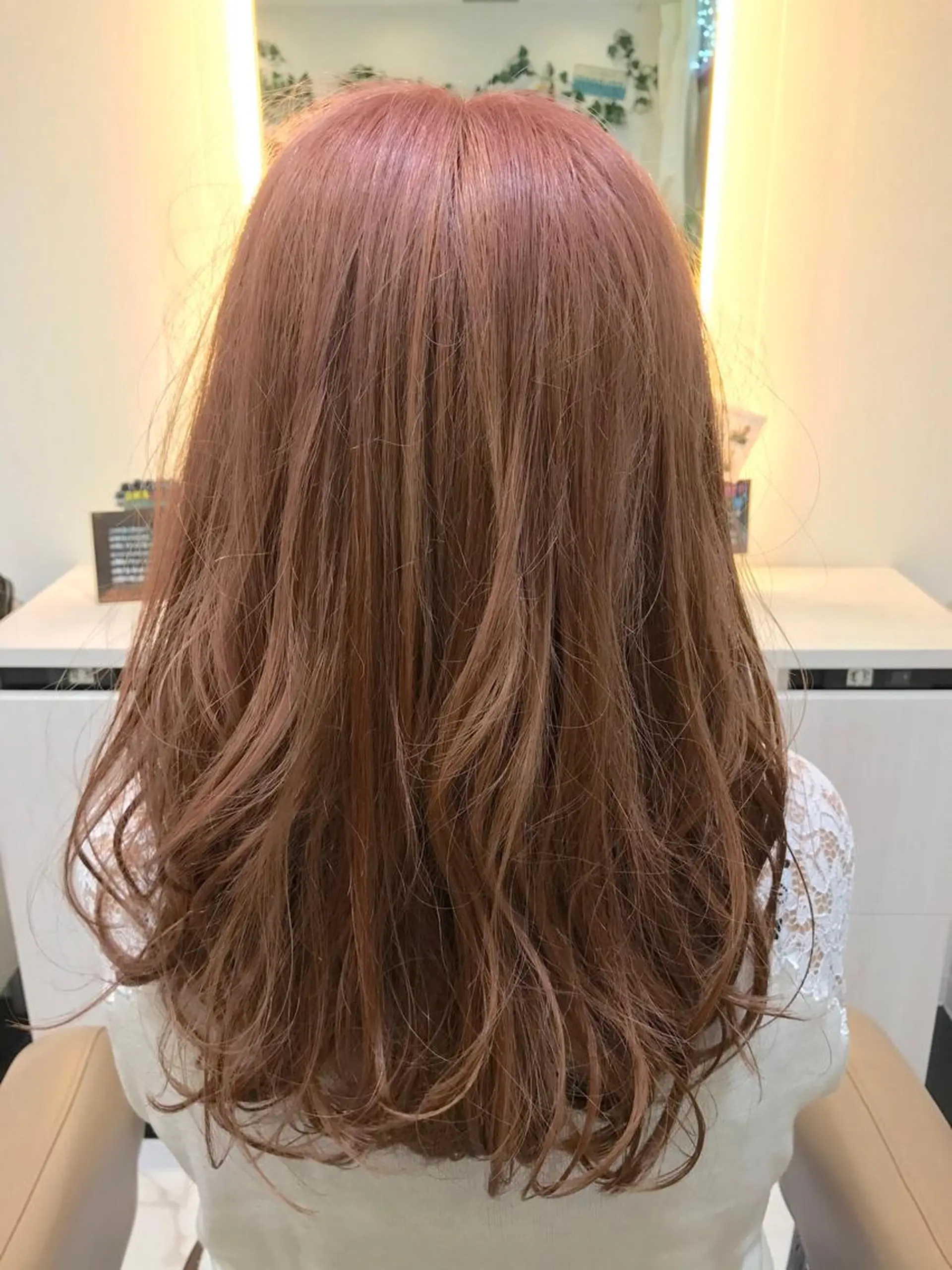 セミロング カラー ベージュカラー ブリーチ イルミナカラー ピンクカラー ピンクベージュ 清藤 綾のヘアスタイル