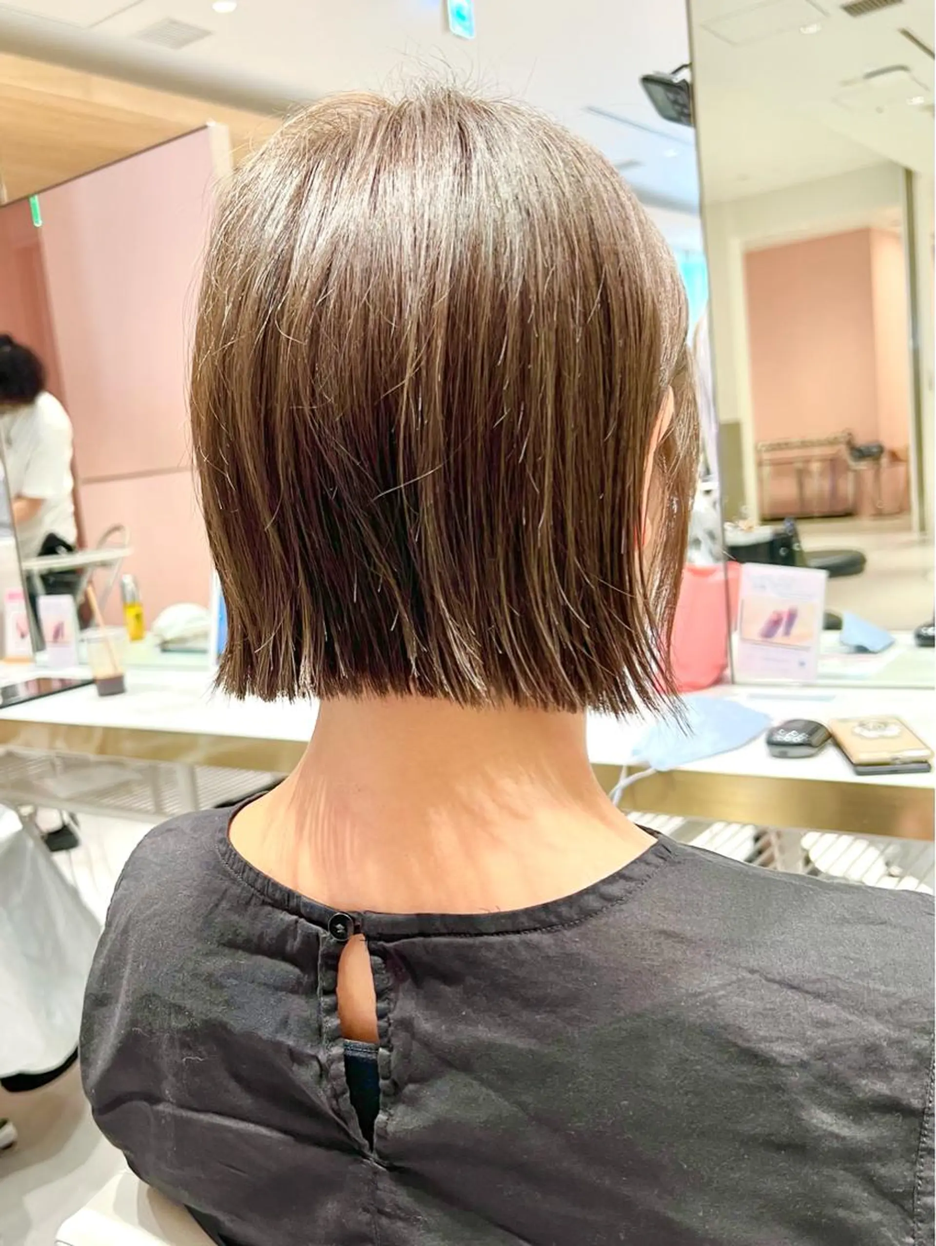 ショート カラー 切りっぱなしボブ 前下がりボブ ブリーチ グレージュ イルミナカラー カット ヘアカラー トリートメント レイヤー専門家 ダブルカラー修のヘアスタイル