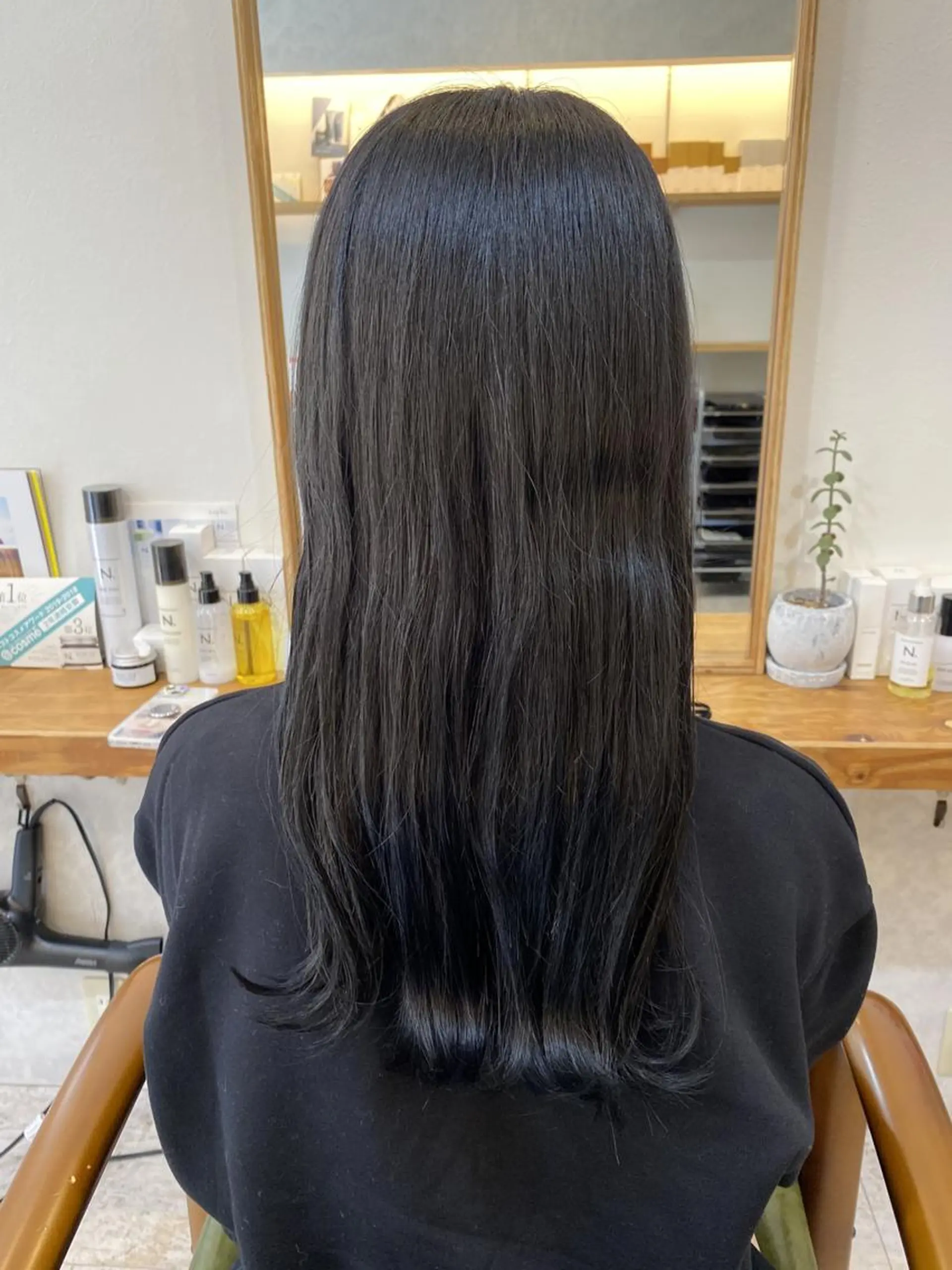 ロング カラー アッシュ アッシュグレー 黒髪 ブルーカラー ブルーブラック ヘアカラー トリートメント エイトウメダ 店長　稲尾友則のヘアスタイル