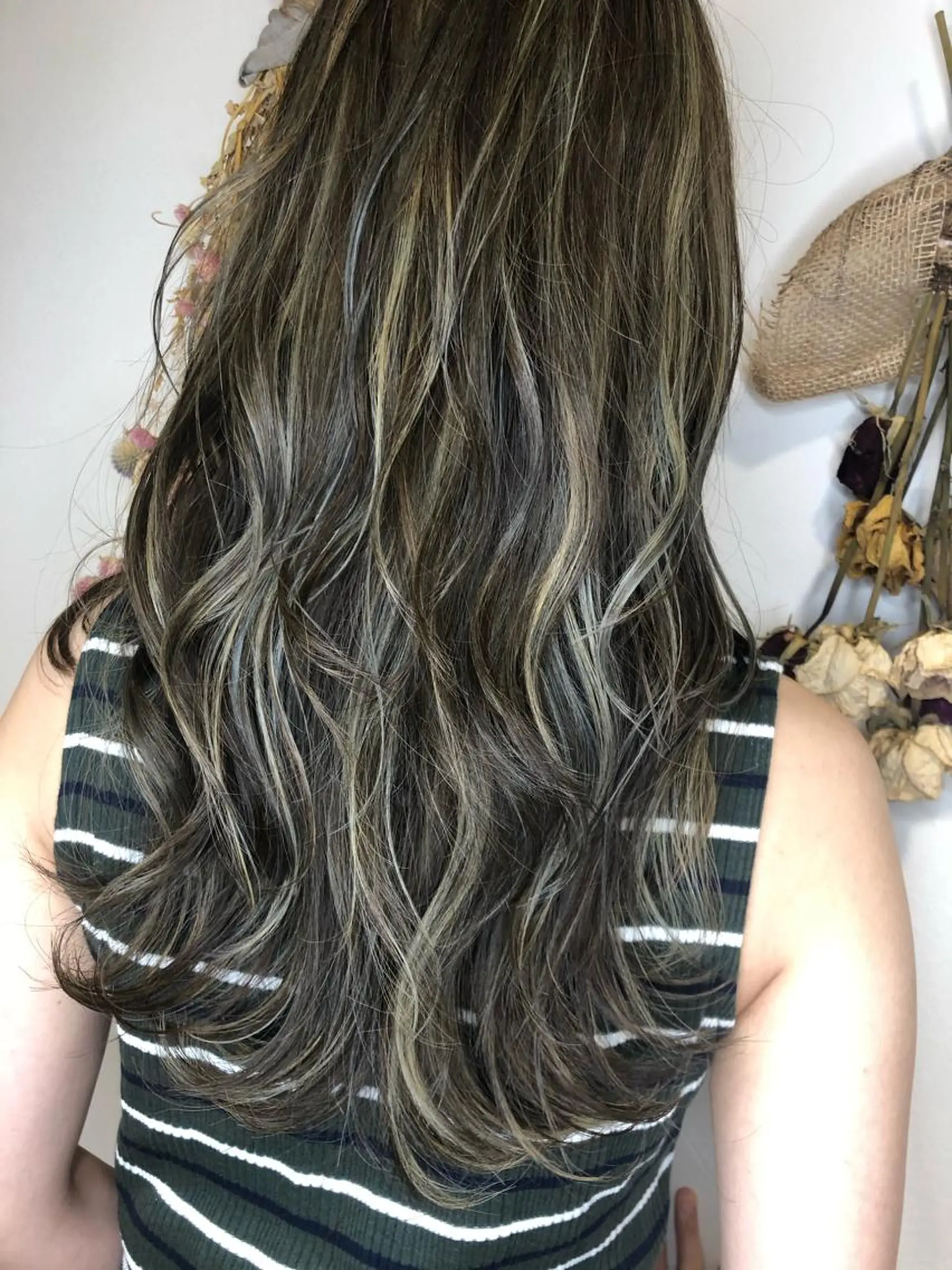 ロング ハイライト ヘアカラー トリートメント 松佐 ゆかりのヘアスタイル