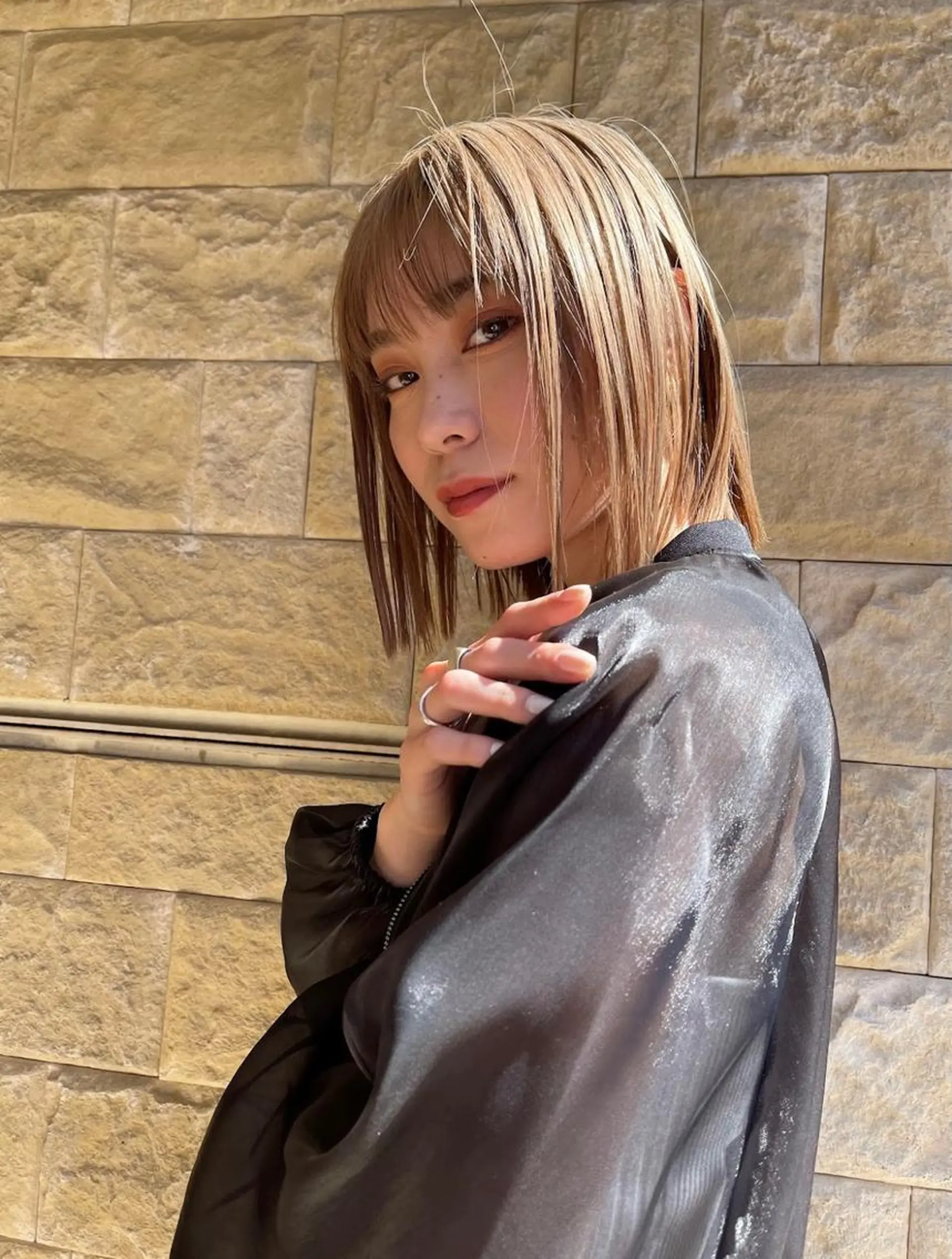 ミディアム カラー 切りっぱなしボブ ベージュカラー ミルクティーベージュ ボブ カット ヘアカラー 当日予約◎/艶カラー /縮毛矯正/雨森大晃のヘアスタイル