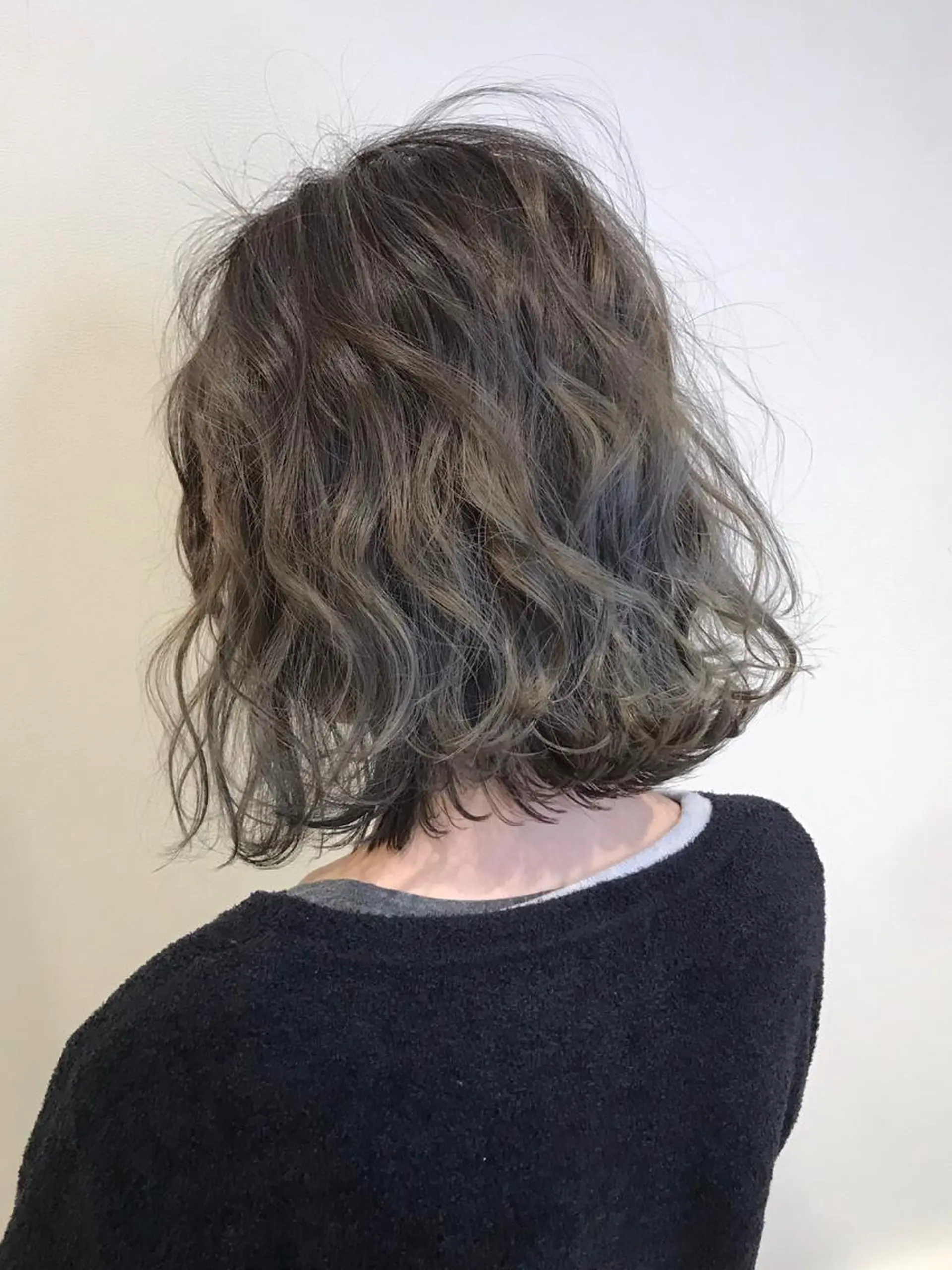 ショート カラー バレイヤージュ ブリーチ グレージュ イルミナカラー レイヤーカット ヘアカラー ボブ・レイヤーカット 吉敷航一のヘアスタイル