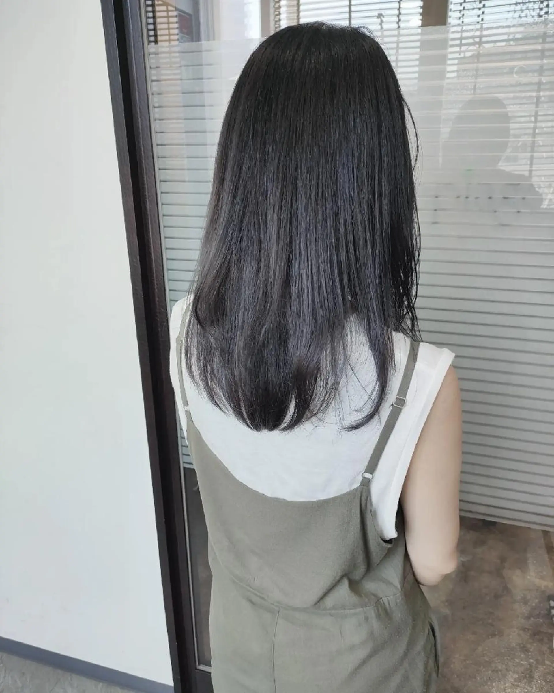 ロング カラー ダークシルバー グラデーションカラー シルバー sepiage trois所属・酒井 亜希のヘアスタイル