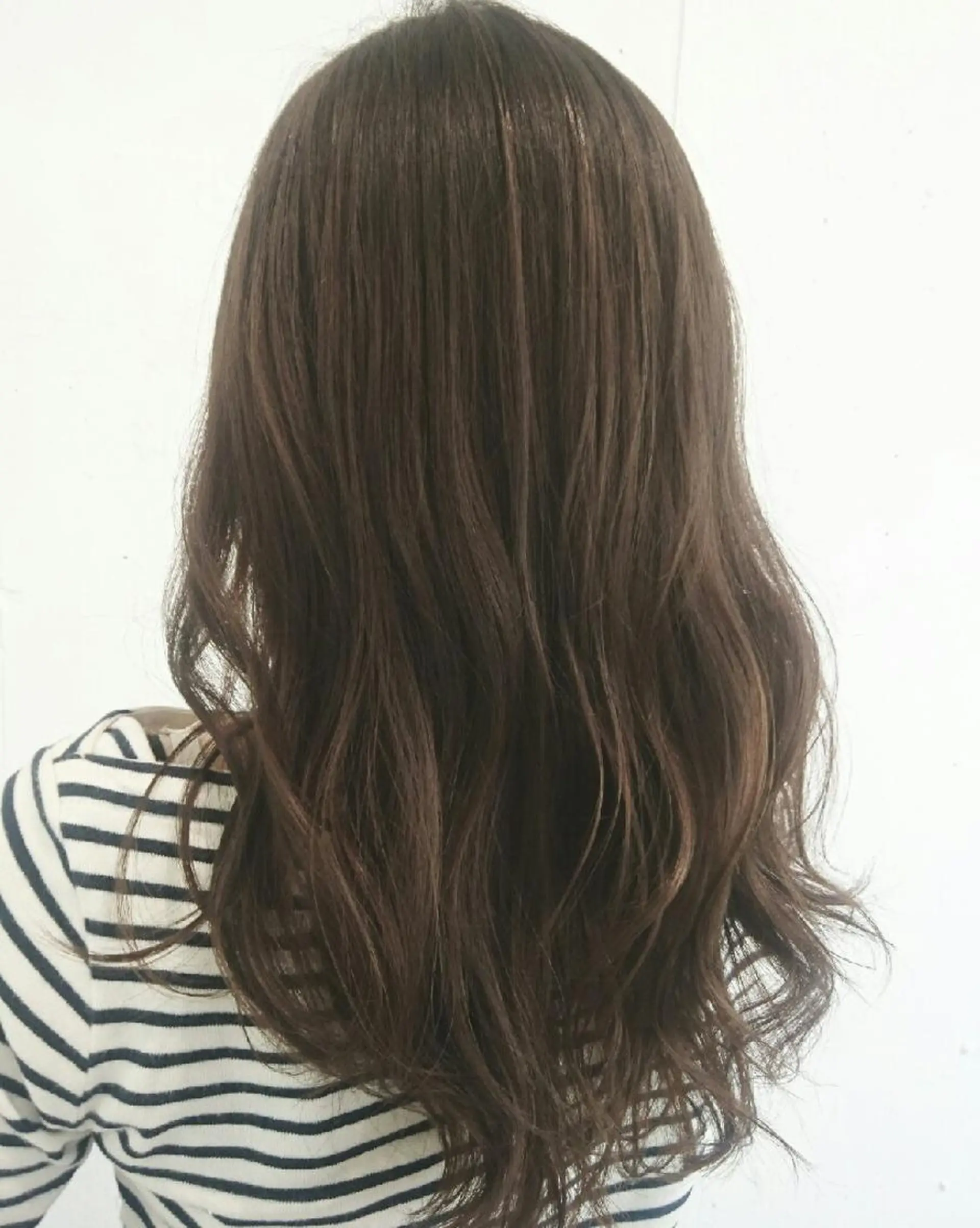 ロング カラー ベージュカラー フォギーベージュ ロング Amber所属・山形 光輪子のヘアスタイル