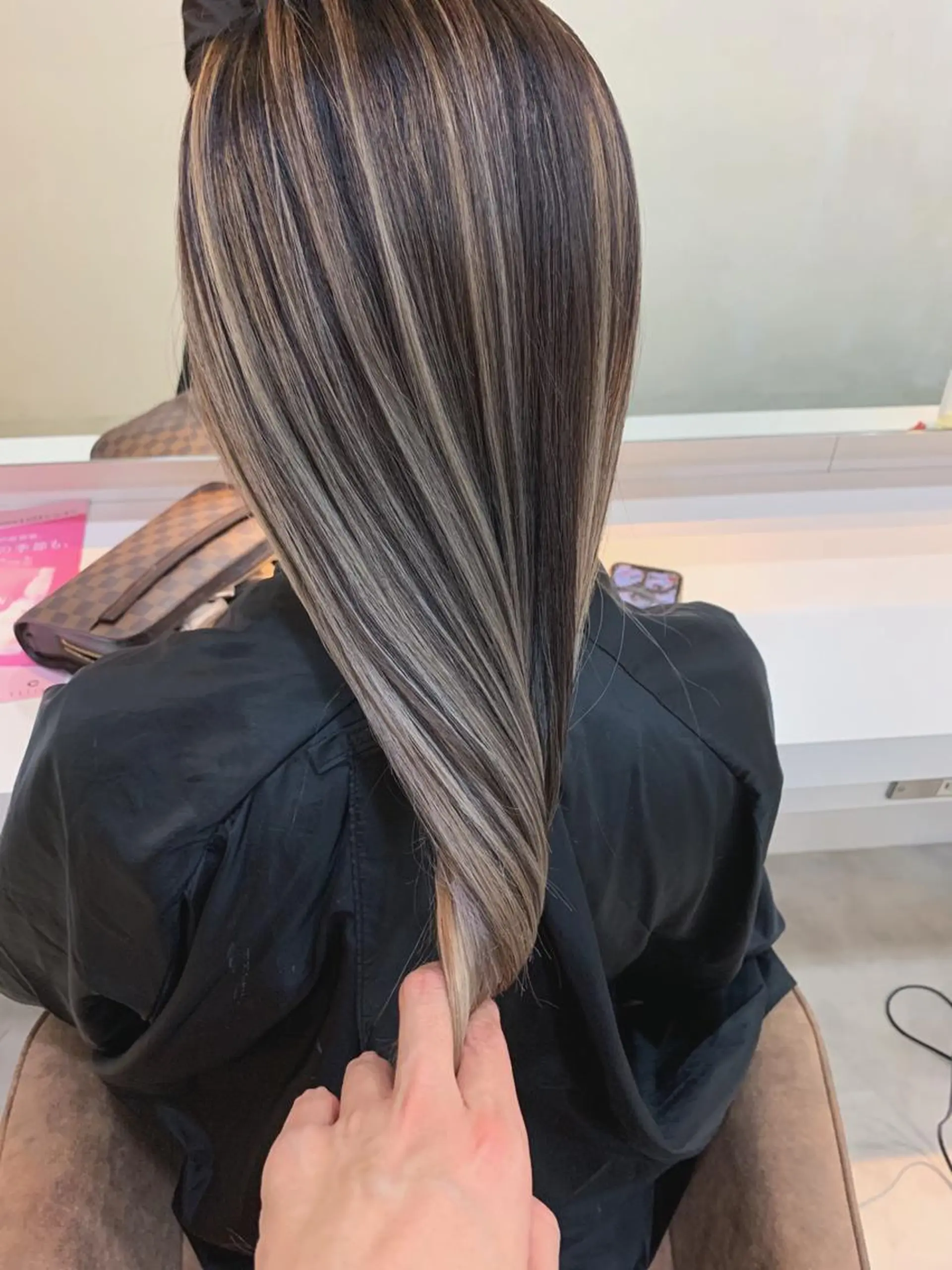 ミディアム レイヤーカット ブリーチ.バレイヤー ジュ.REAL心斎橋のヘアスタイル