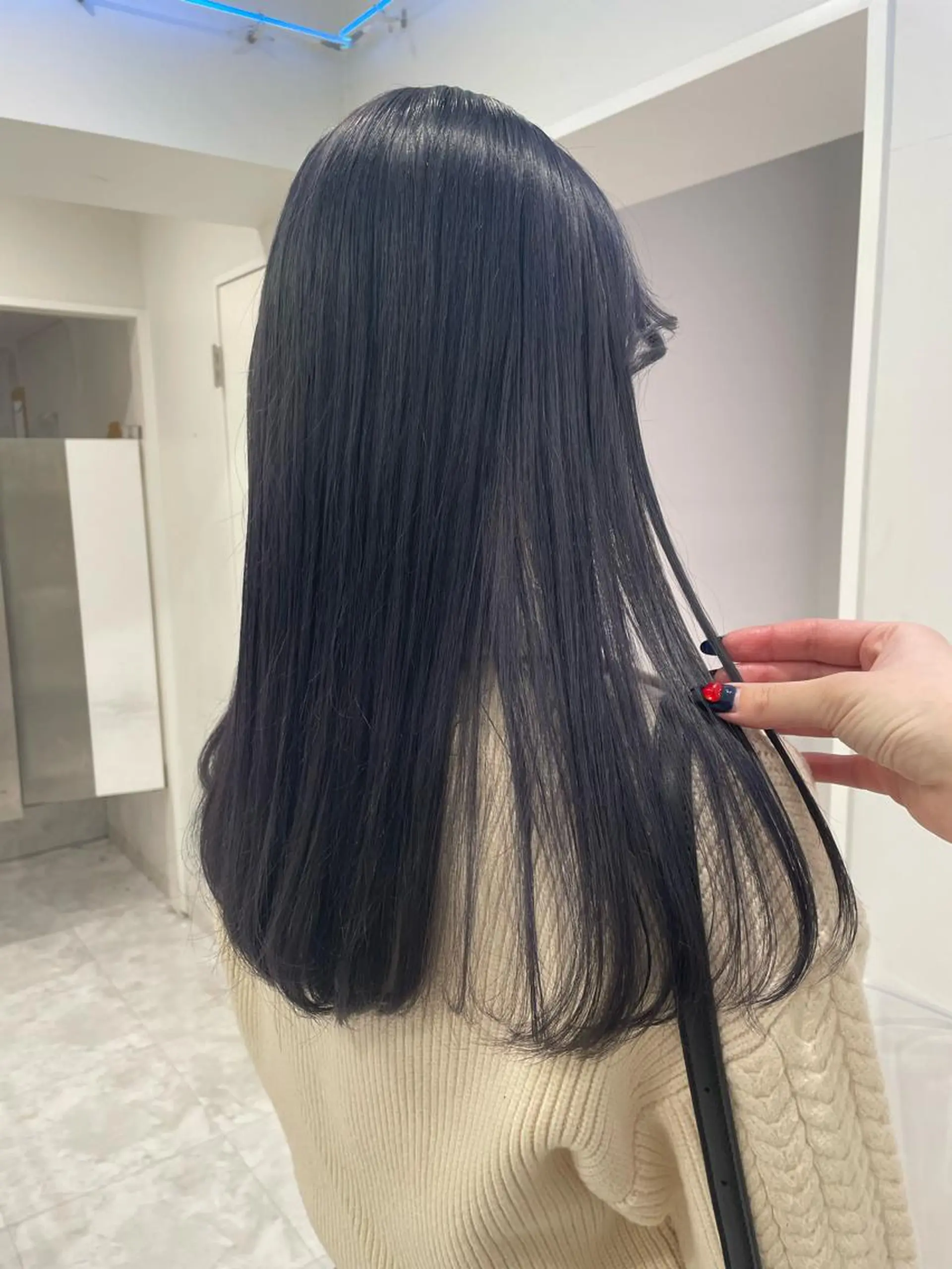 ロング カラー グレージュ ハイトーンカラー ラベンダーカラー ラベンダーグレージュ ラベンダーグレー ヘアカラー トレンドカラー MAHOのヘアスタイル