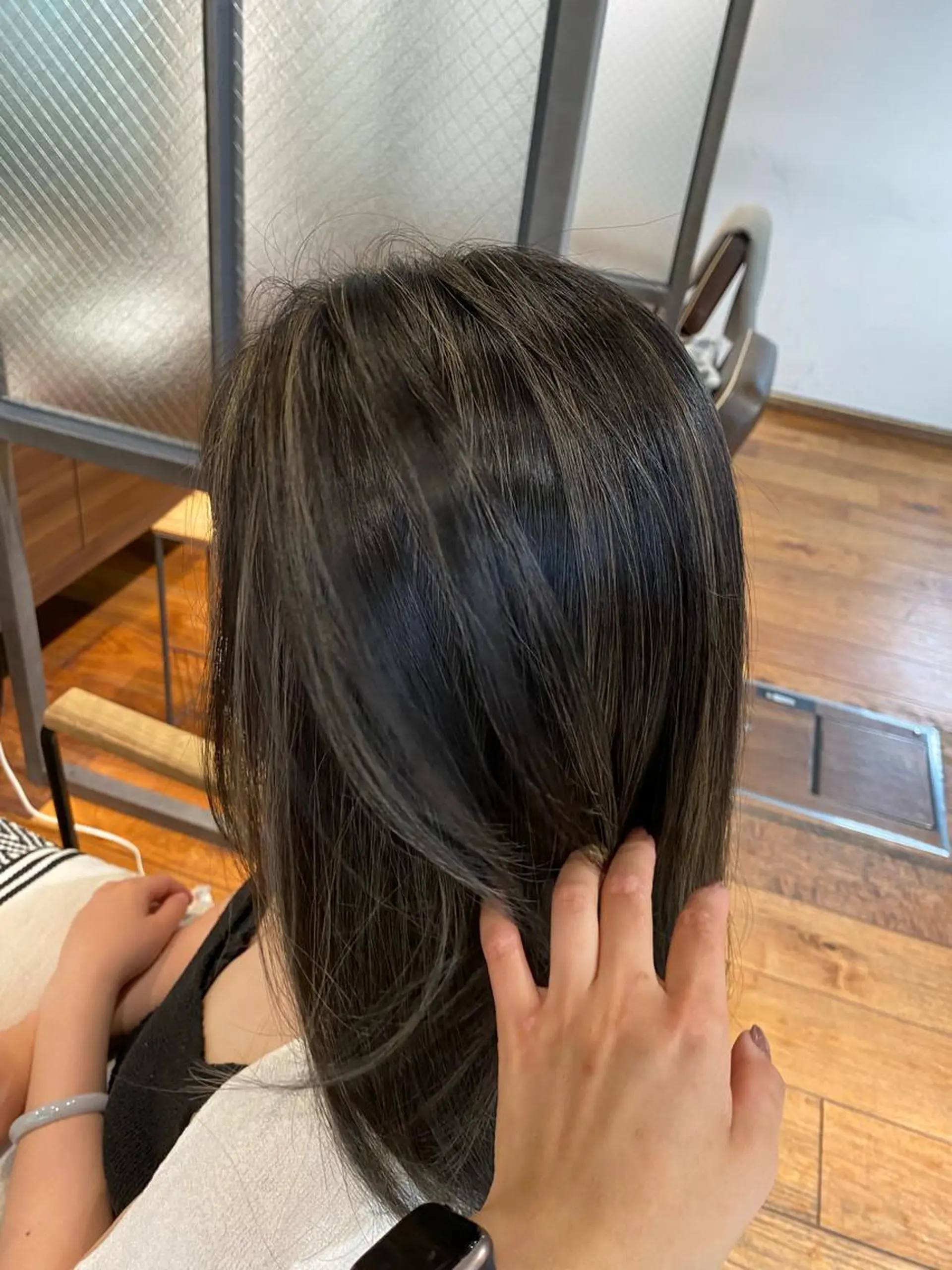 セミロング カラー 海外風カーテンバング Mao広尾美容室のヘアスタイル