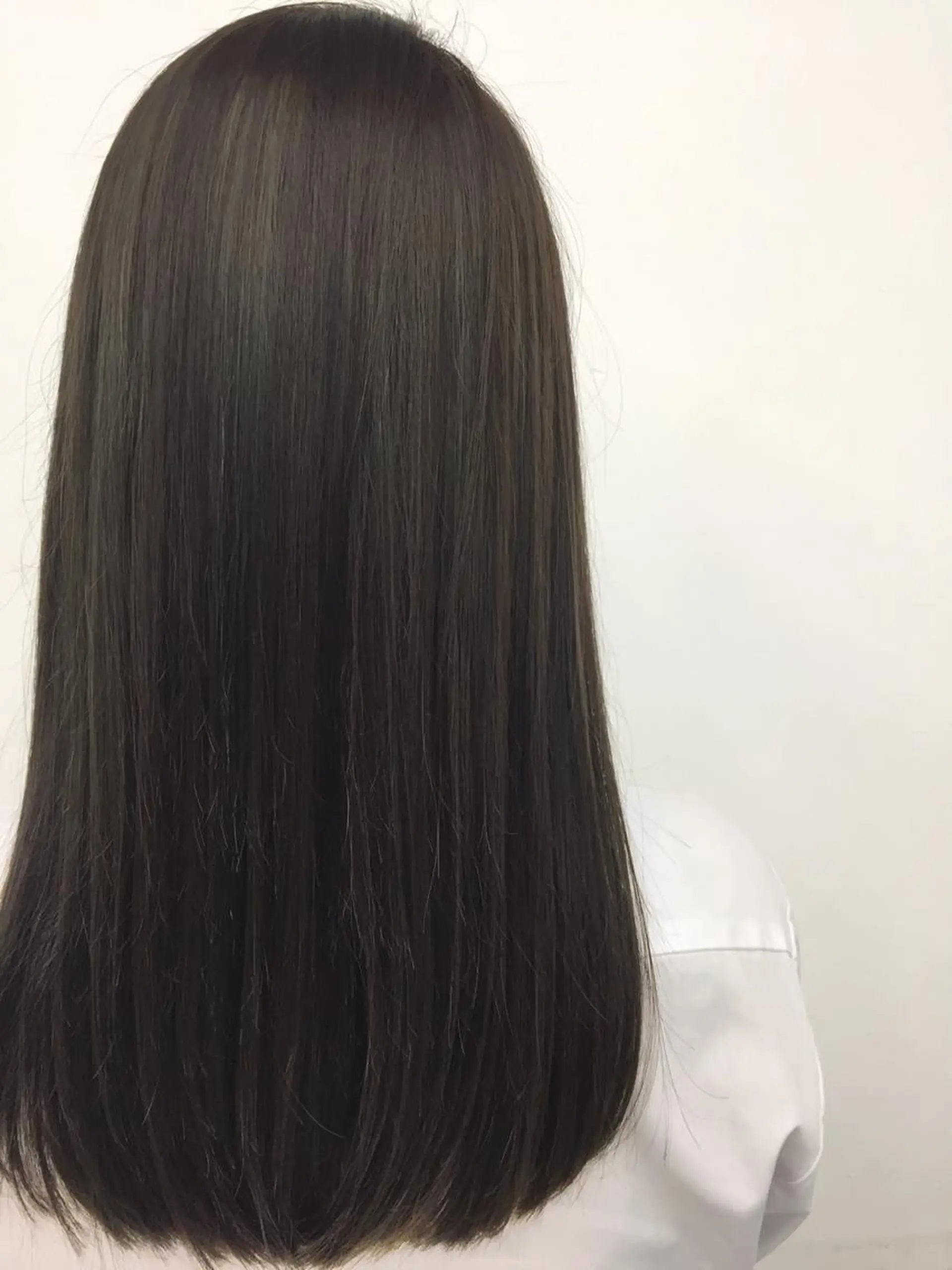 ロング カラー グレージュ 岩崎 裕司のヘアスタイル
