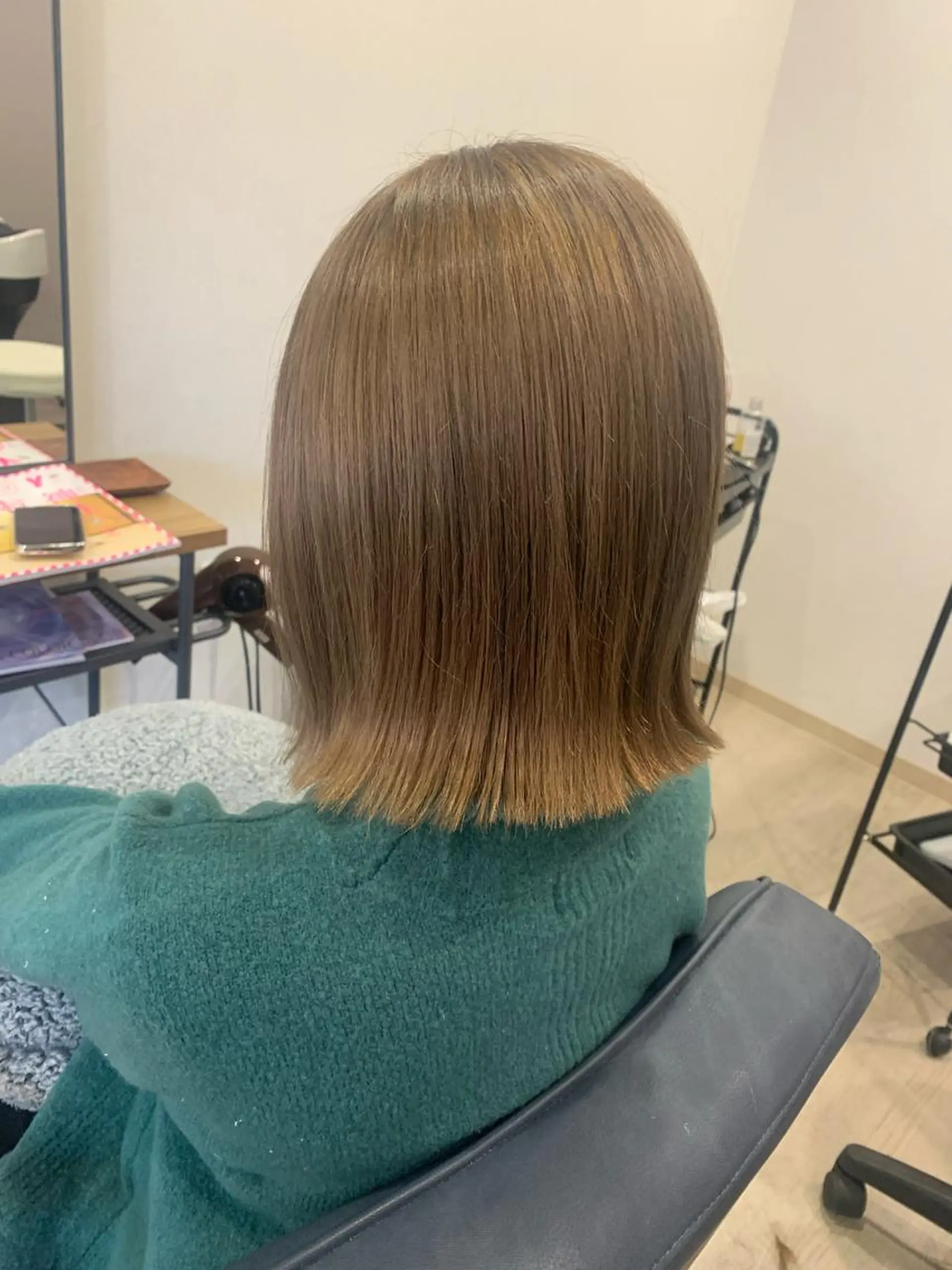 カラー 切りっぱなしボブ ベージュカラー ボブ ヘアカラー トリートメント hair & spa Nalu所属・hair & spa Naluのヘアスタイル