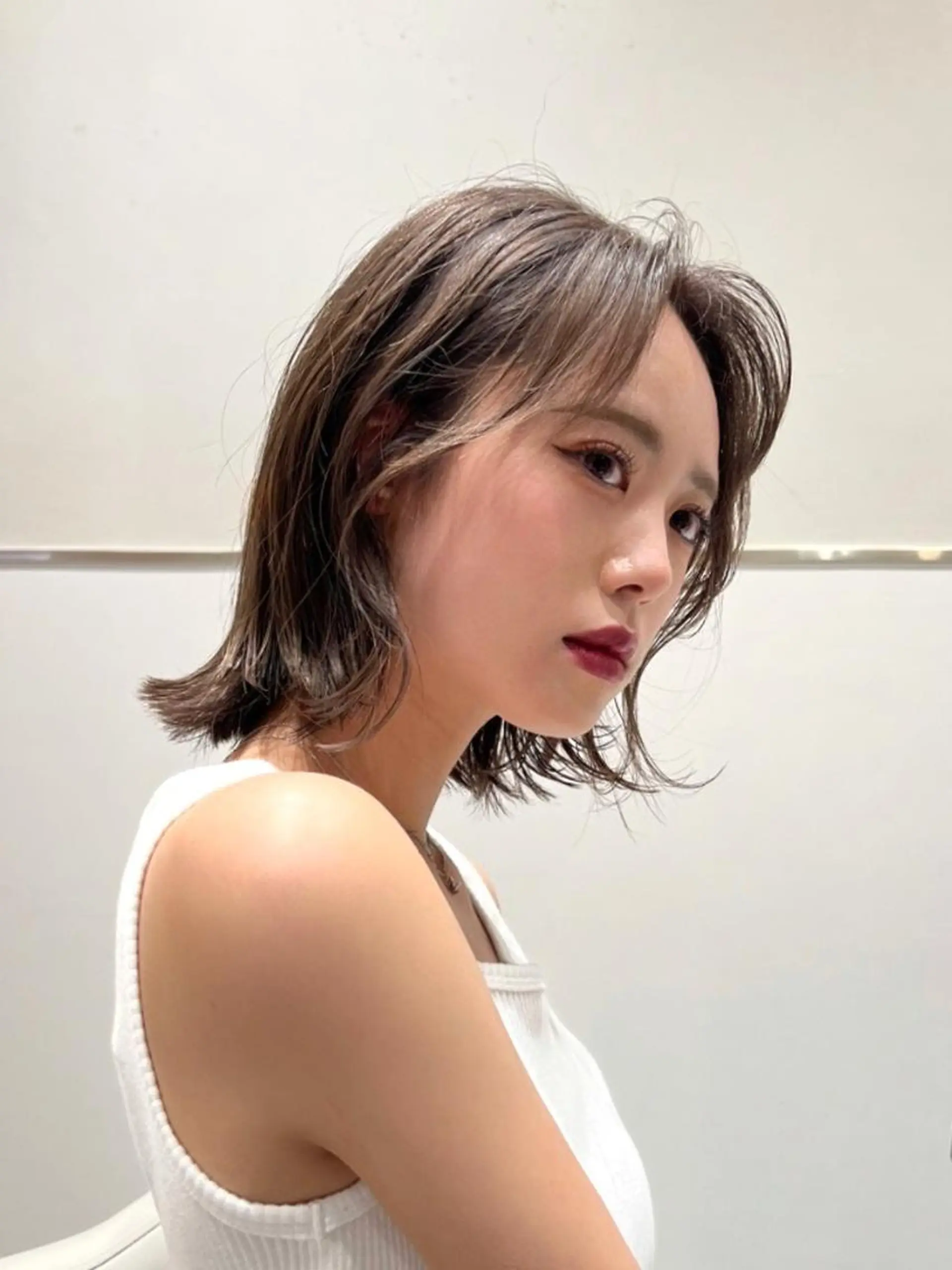 ミディアム カラー 切りっぱなしボブ ブリーチ グレージュ イルミナカラー インナーカラー カット ヘアカラー トリートメント レイヤー専門家 ダブルカラー修のヘアスタイル