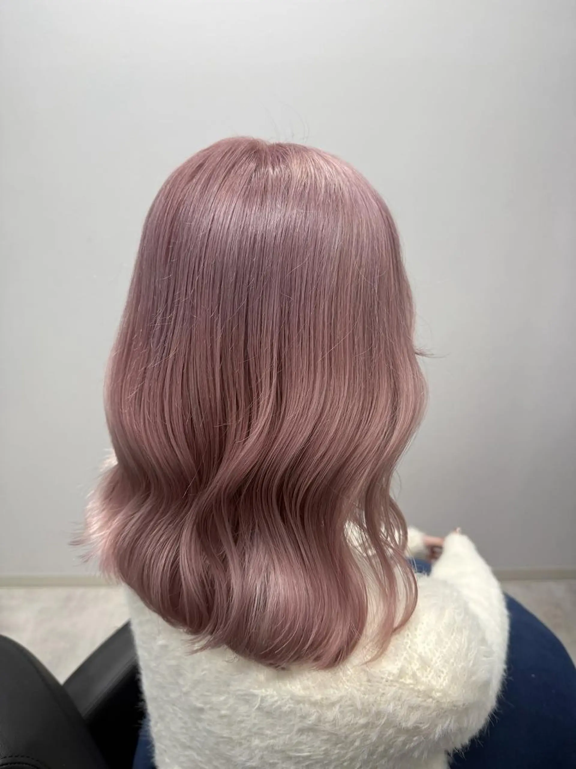 ミディアム カット ヘアカラー ハイトーン×艶カラー 🤍MIZUKIのヘアスタイル