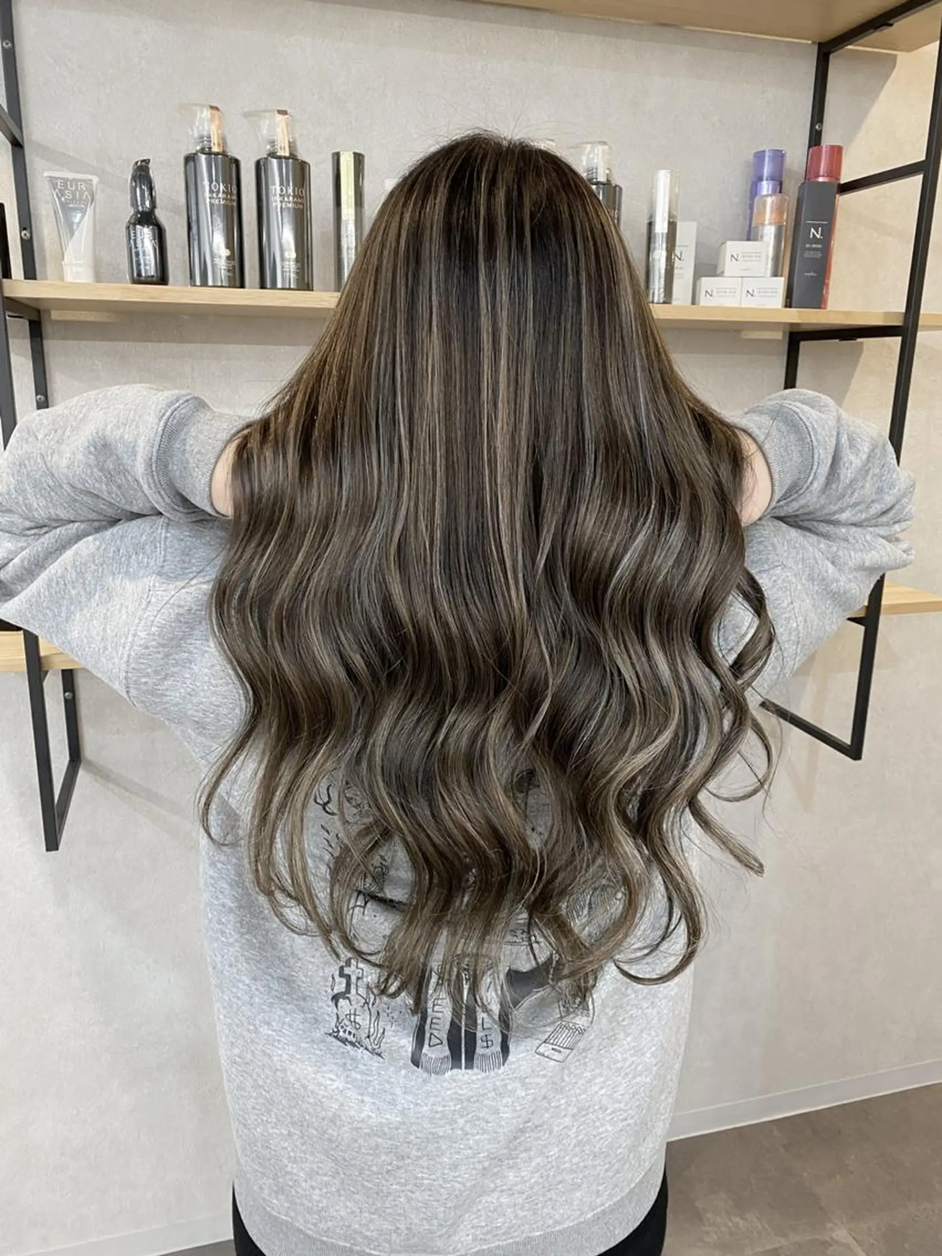 セミロング パーマ ヘアアレンジ カラー ハイトーン カラーのヘアスタイル
