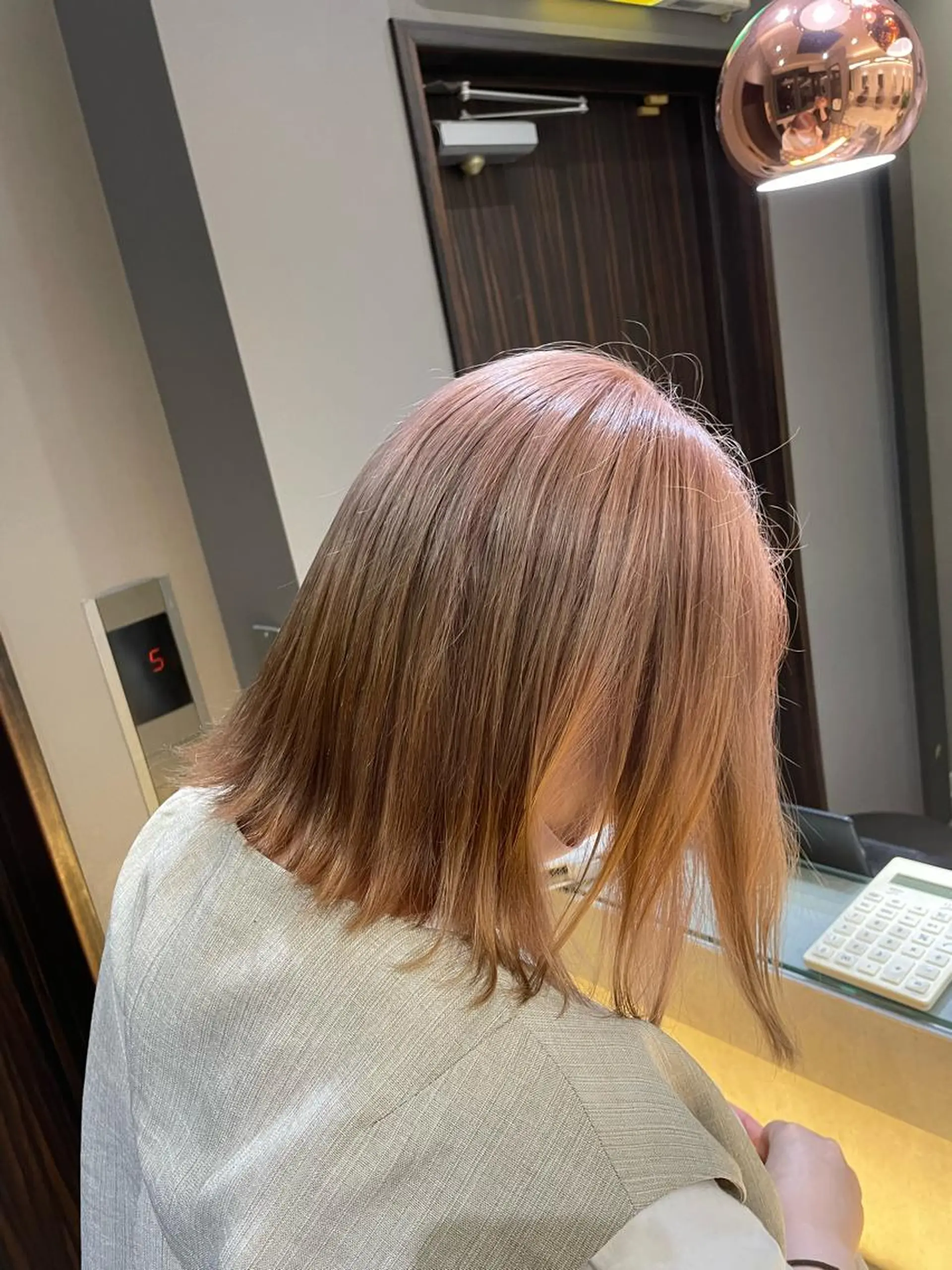 カラー AIRI layer cut hairのヘアスタイル