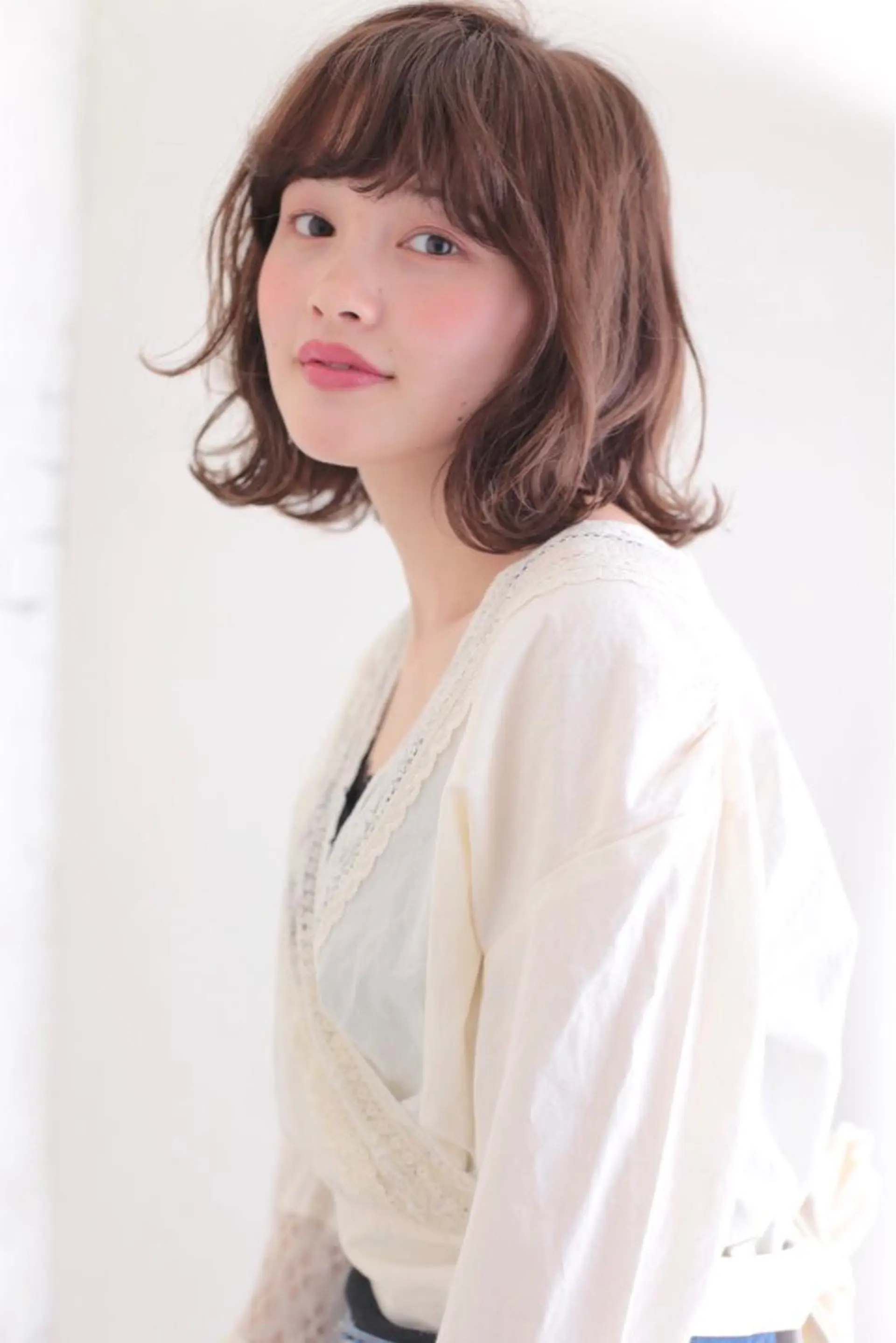 ミディアム カラー ベージュカラー 外ハネヘア うる艶カラー 🫶🏼💭mikaのヘアスタイル