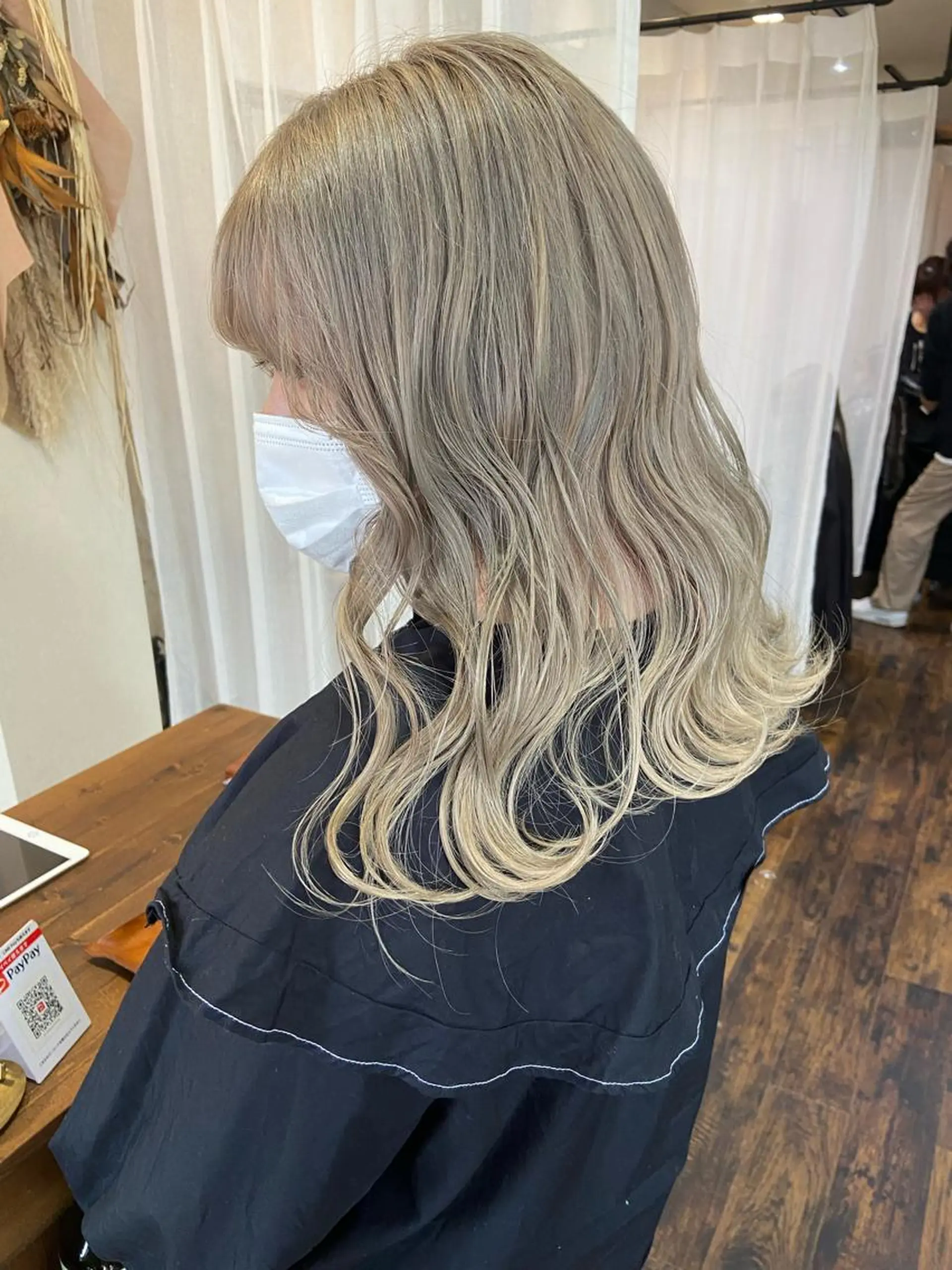 セミロング カラー ベージュカラー ブリーチ ホワイトベージュ fand所属・山本 沙季奈のヘアスタイル