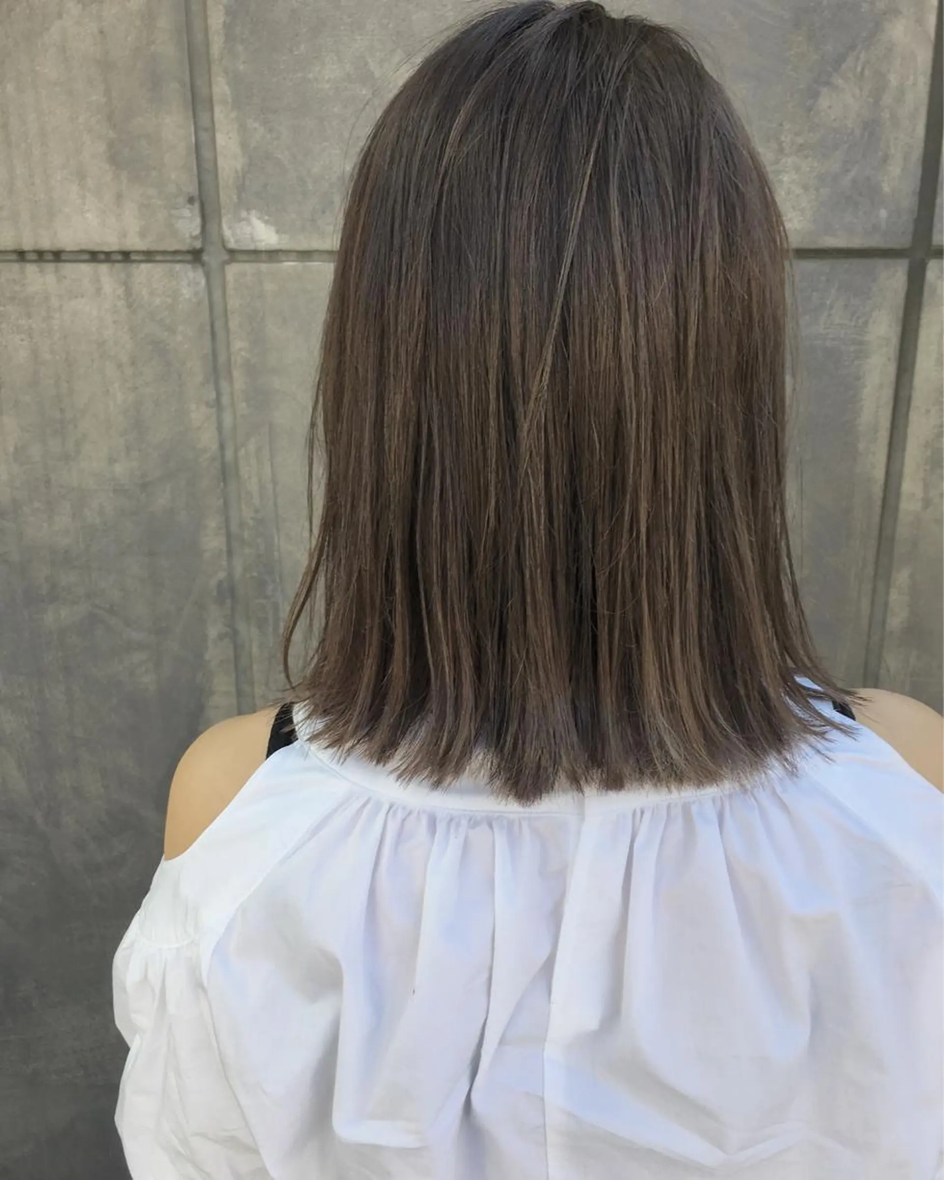 ミディアム カラー グレージュ ミルクティーグレージュ レイヤーカット BLend 渋谷のヘアスタイル