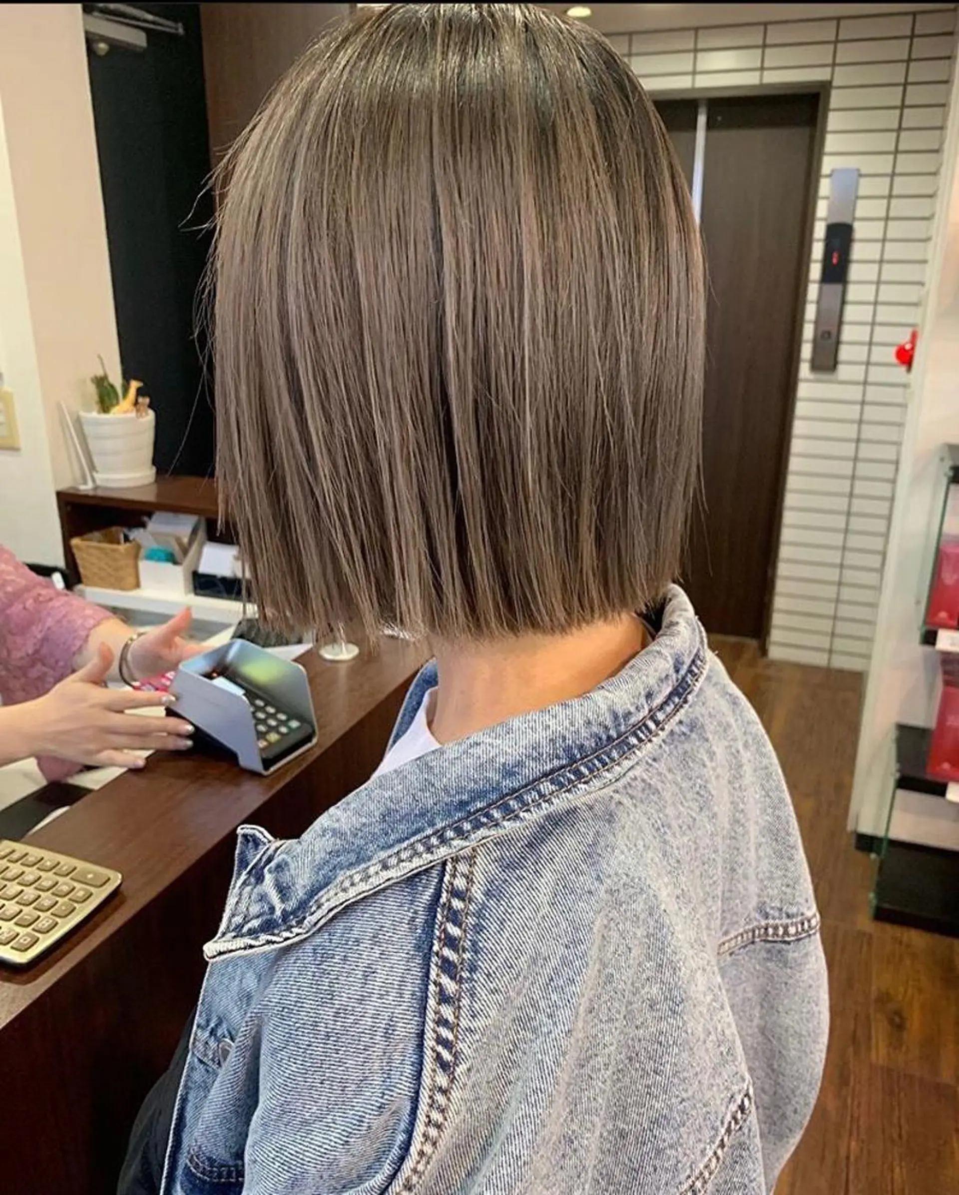 ミディアム カラー ベージュカラー ハイライトカラー ミルクティーベージュ ハイライト 【韓国ヘア×透明感 カラー】笹谷 莉未のヘアスタイル