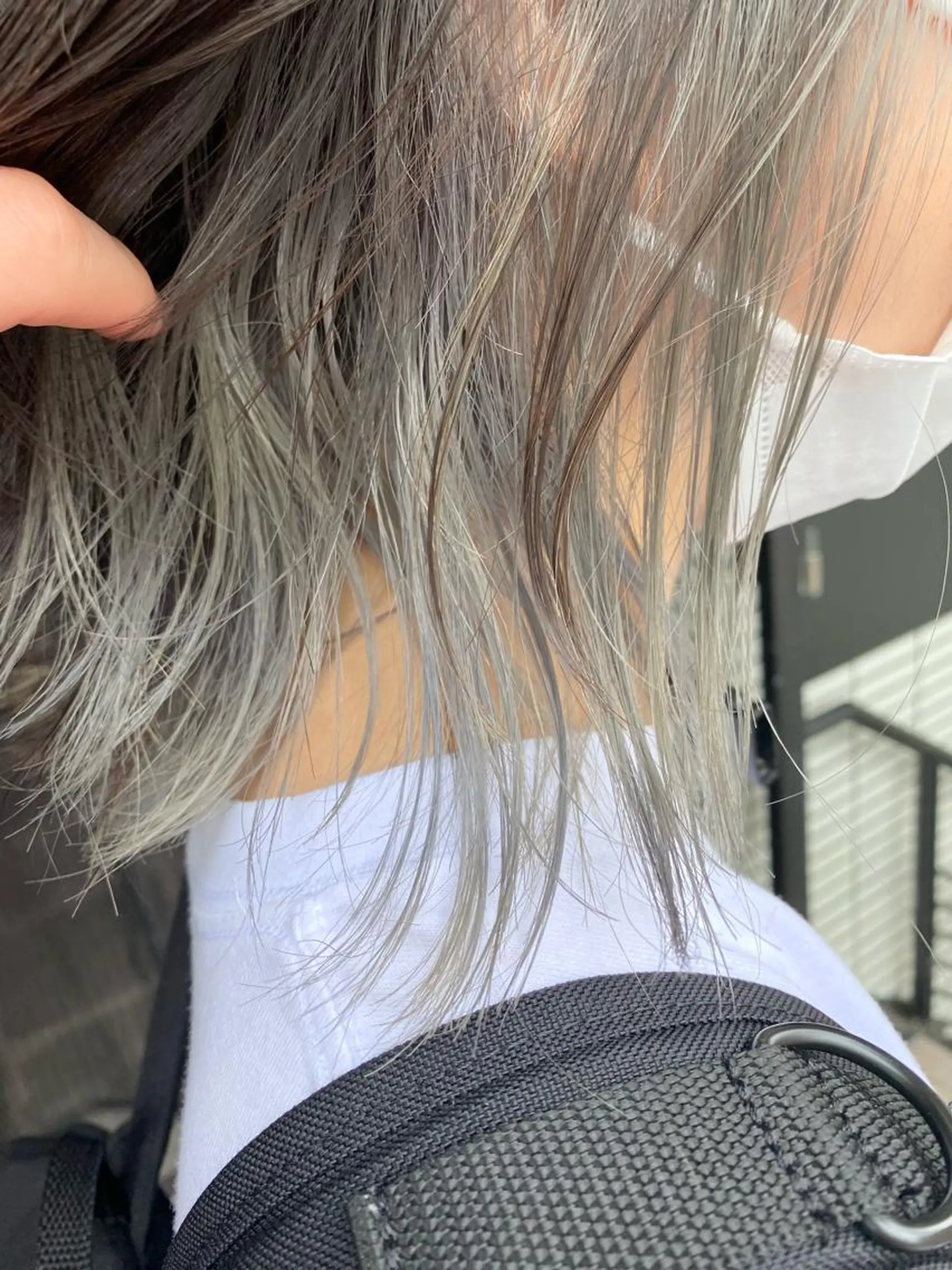 ミディアム カラー シルバー 黒木 栞のヘアスタイル