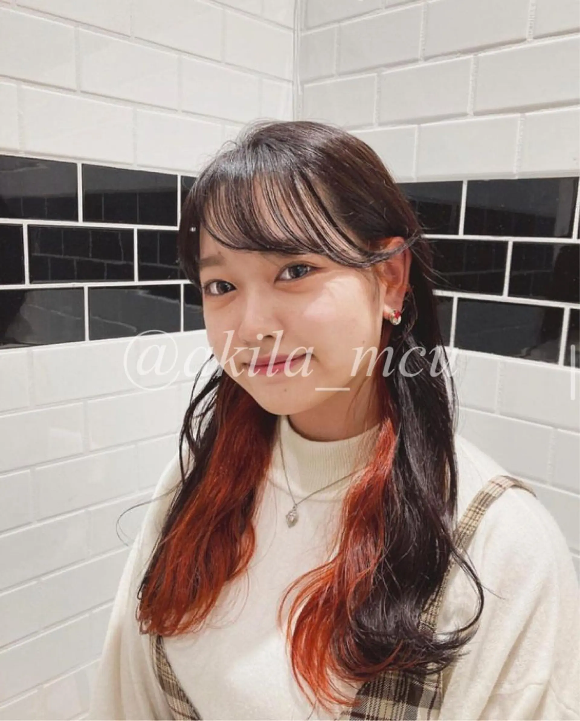 ロング カラー ヘアアレンジ ブリーチ インナーカラー オレンジ 顔周りカット レイヤーカット エグチ アキラのヘアスタイル