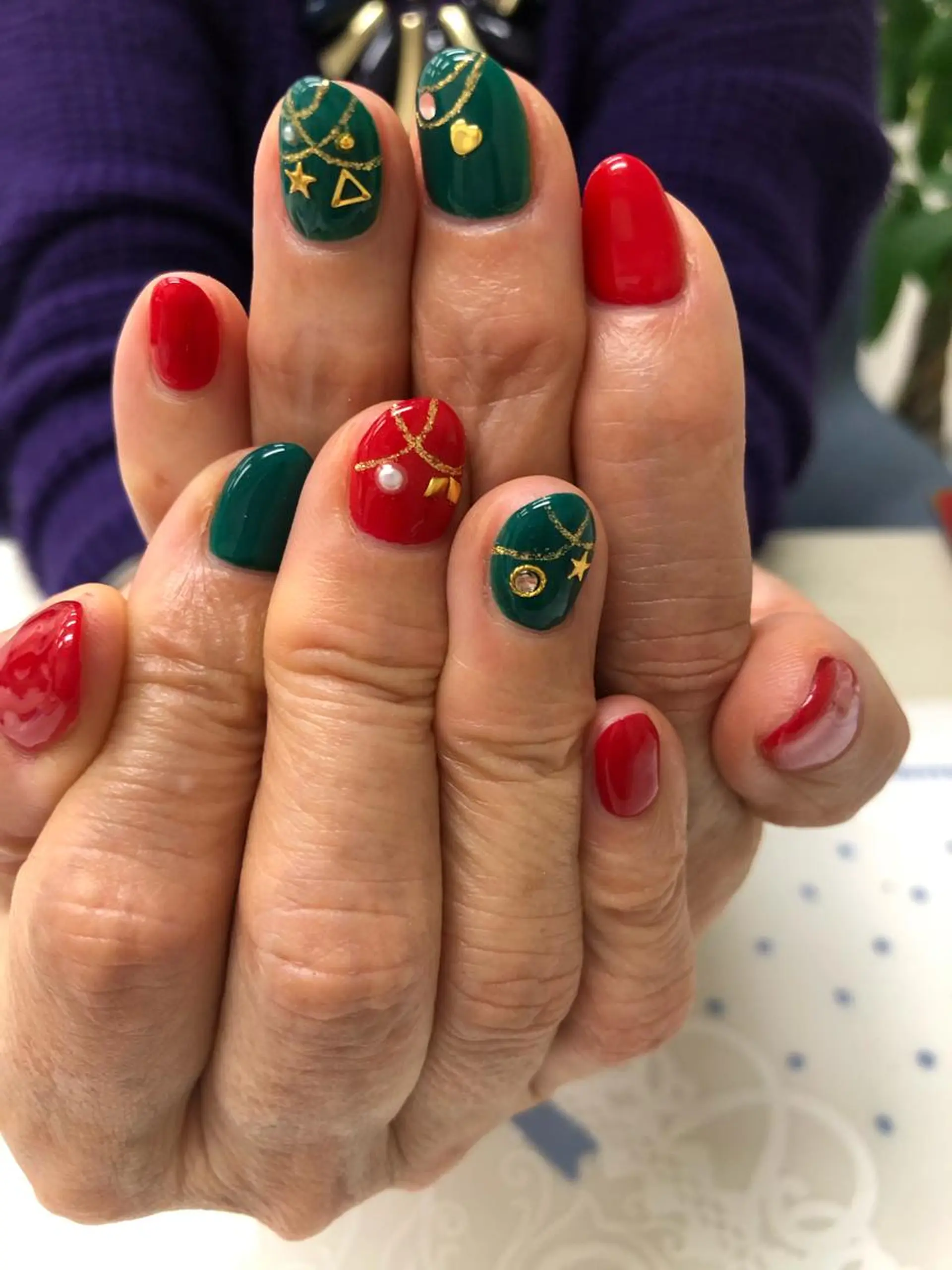 ネイル グリーン 赤色 冬ネイル クリスマス 吉野✨ ネイルデザイナー✨のネイルデザイン