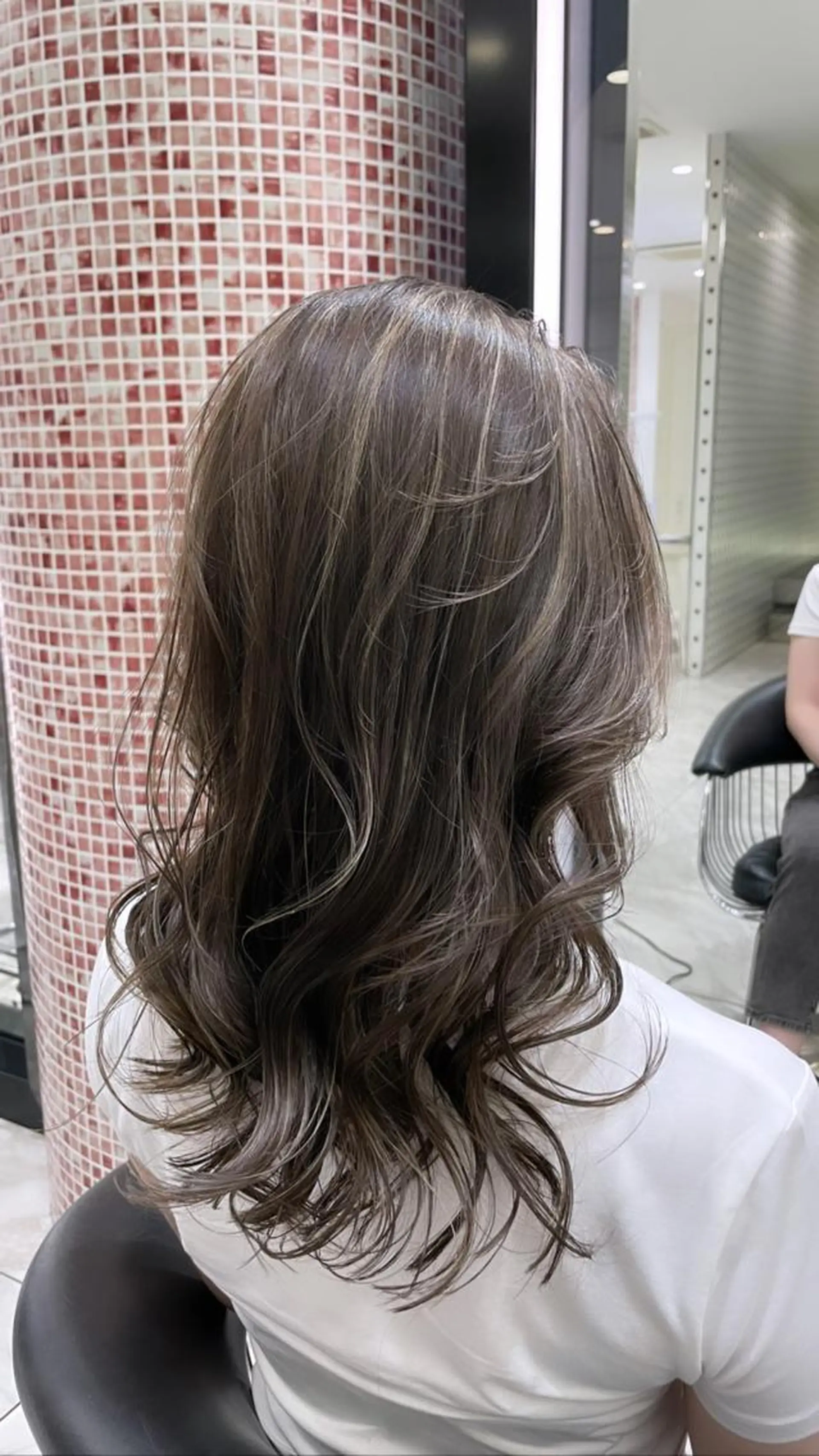ミディアム カラー 透明感カラー ハイライトカラー ハイライト ヘアカラー コテ巻きパーマ 藤野佑成のヘアスタイル