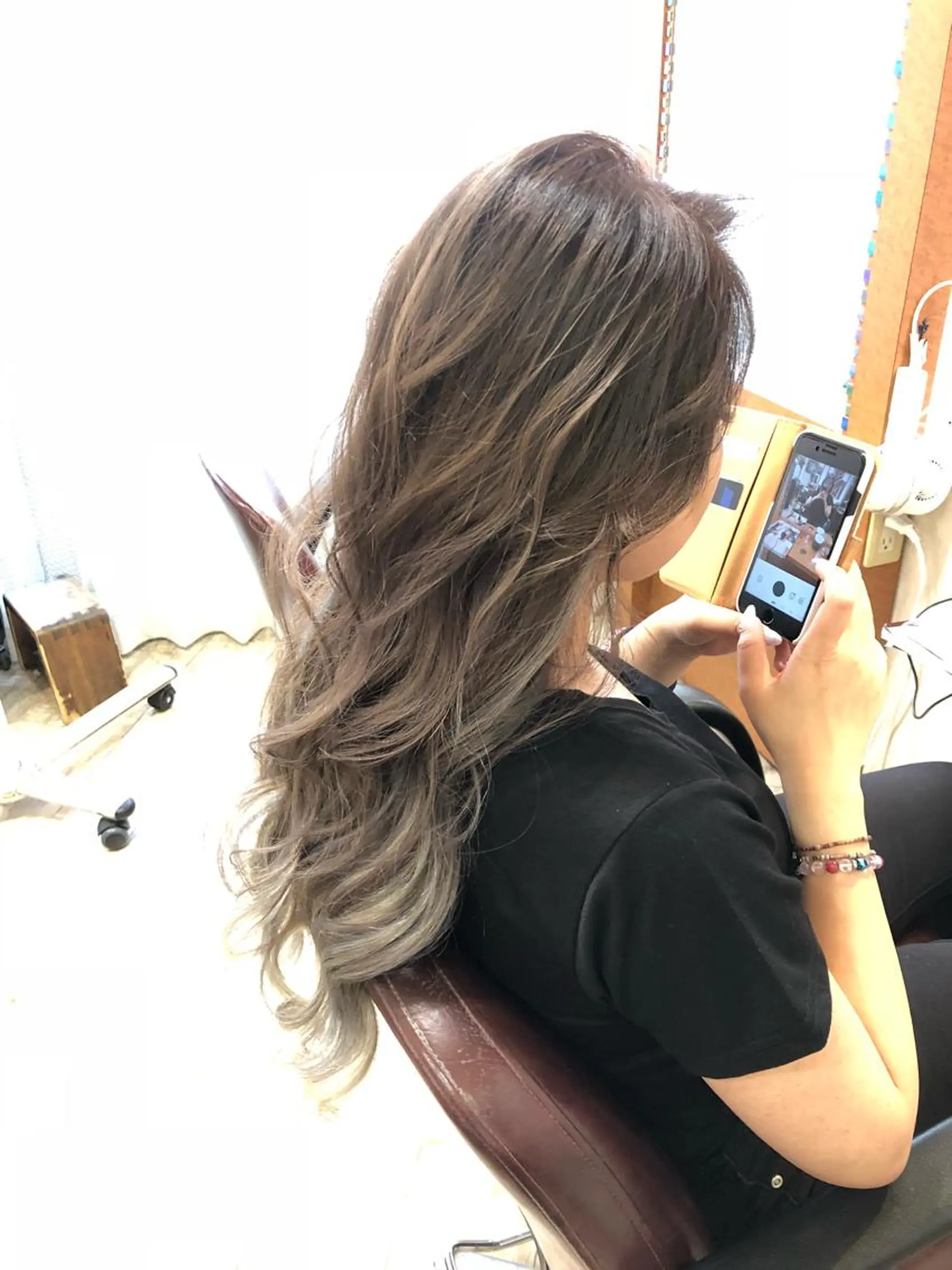 ロング カラー アッシュ ブリーチ グラデーションカラー エクステ 100%髪質改善特化 TRUNSのヘアスタイル