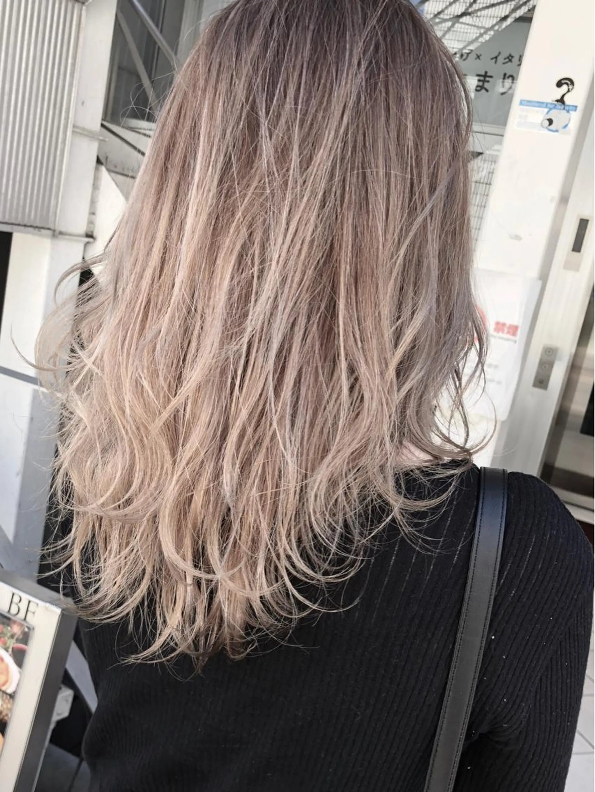 セミロング カラー バレイヤージュ ブリーチ ケアブリーチ レイヤーカット ヘアカラー トリートメント famille所属・famille ファミーユのヘアスタイル