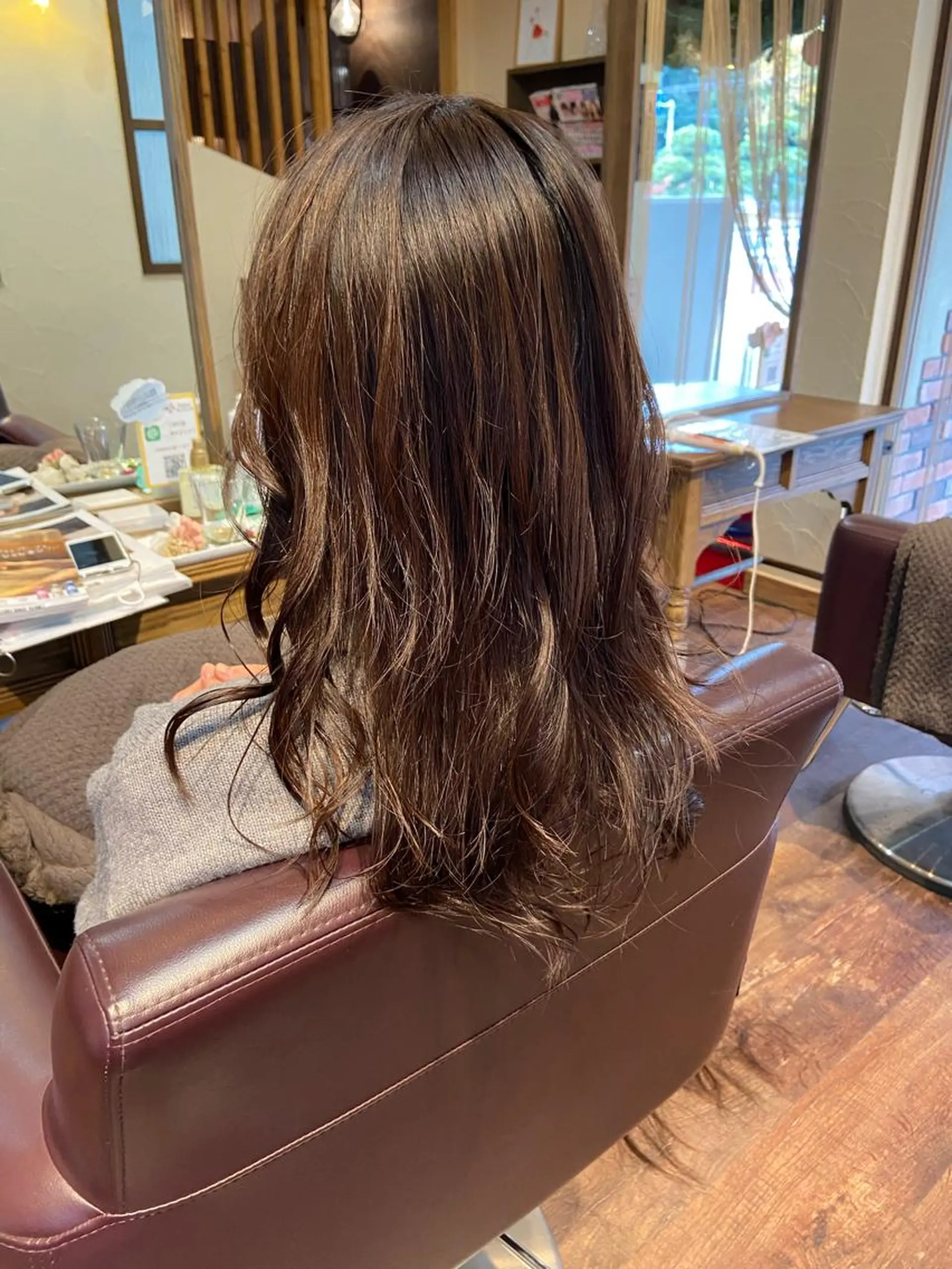 セミロング カラー パーマ 鎌田 祥江のヘアスタイル