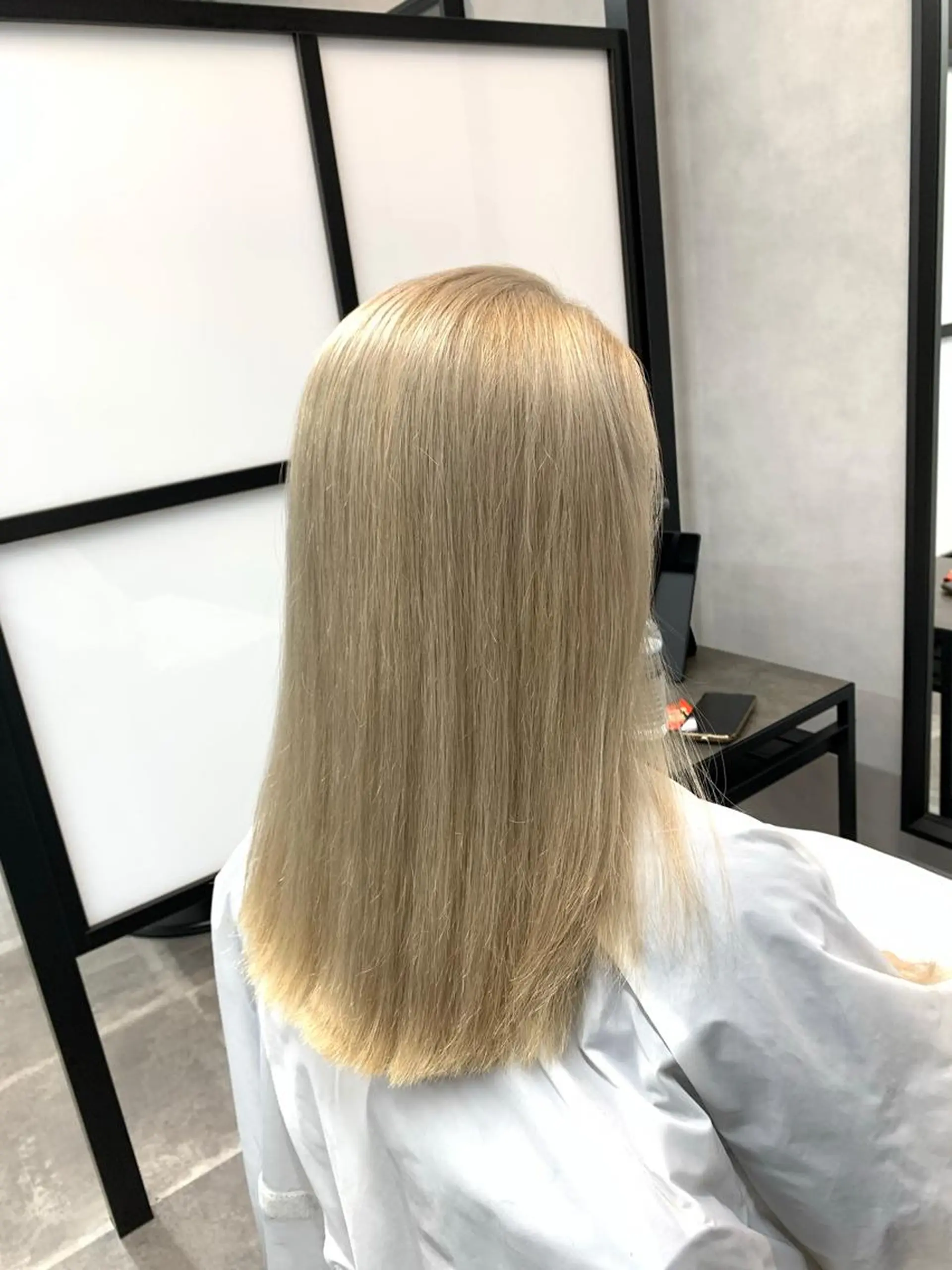 ロング カラー ベージュカラー ブリーチ ミルクティーベージュ ヘアカラー hairworksbadass所属・菊地 旬のヘアスタイル