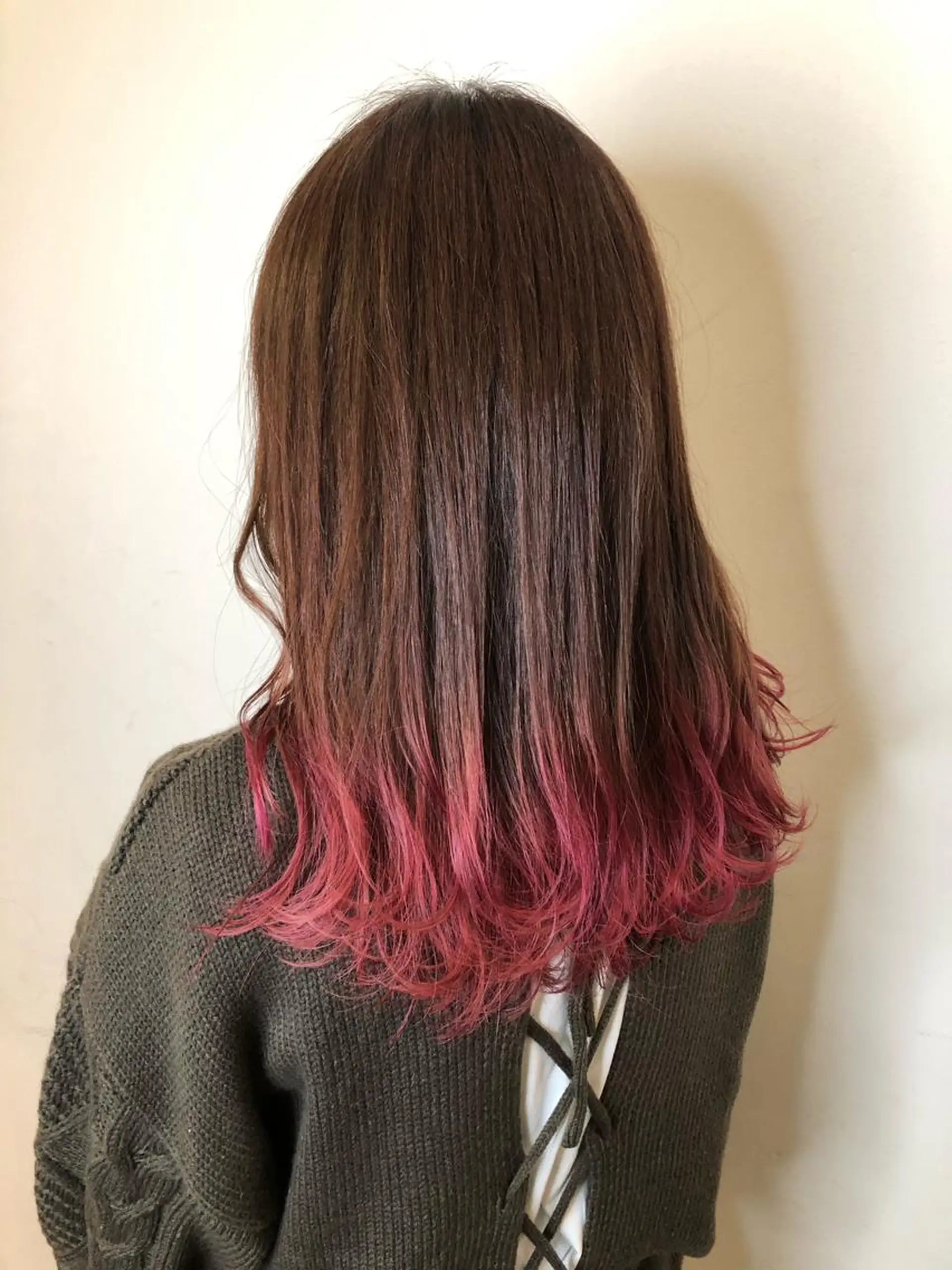 セミロング カラー グラデーションカラー ピンクカラー メンズ レイヤー ウルフ 弓木啓輔のヘアスタイル