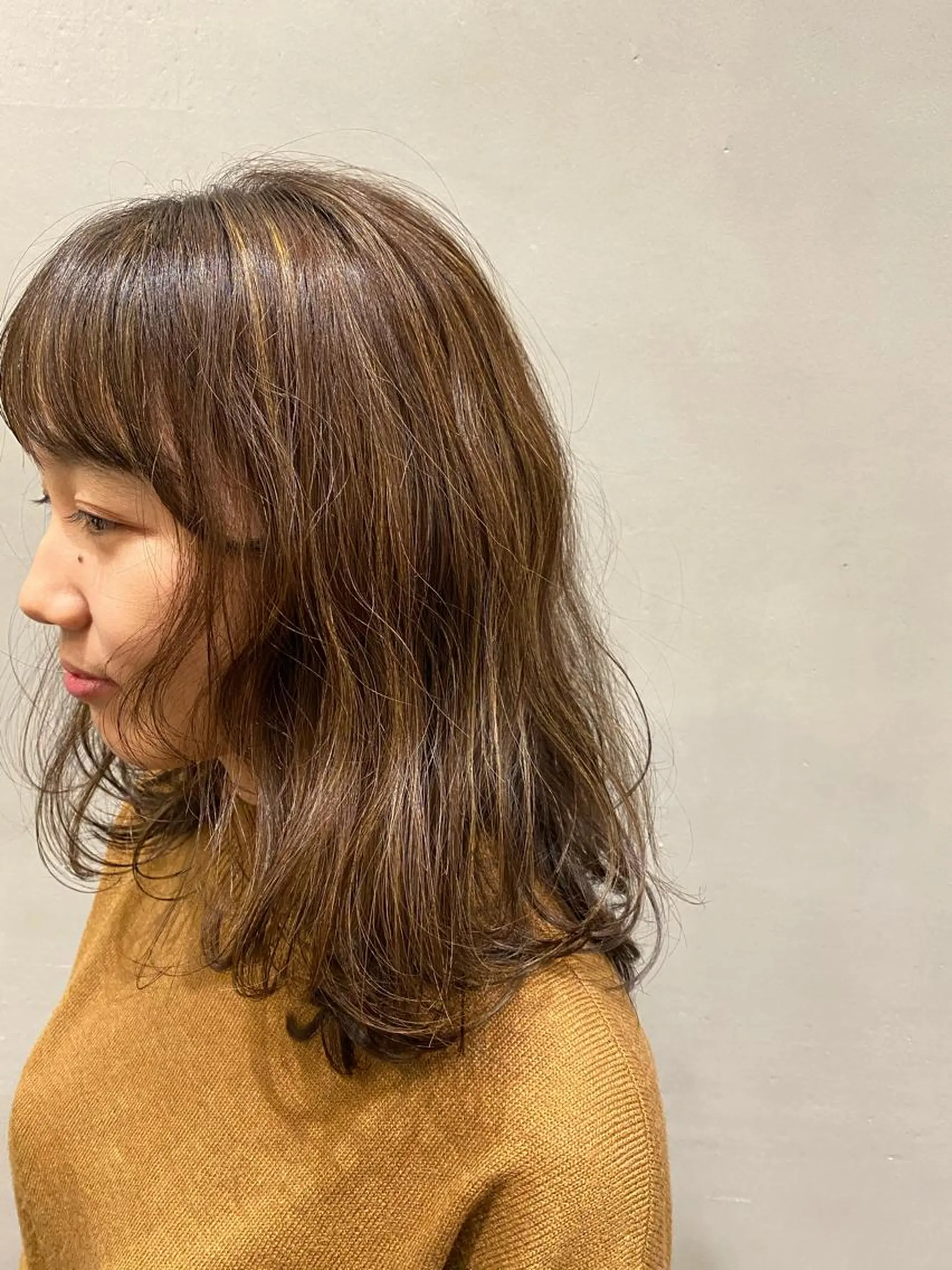 セミロング DEE okazakiのヘアスタイル