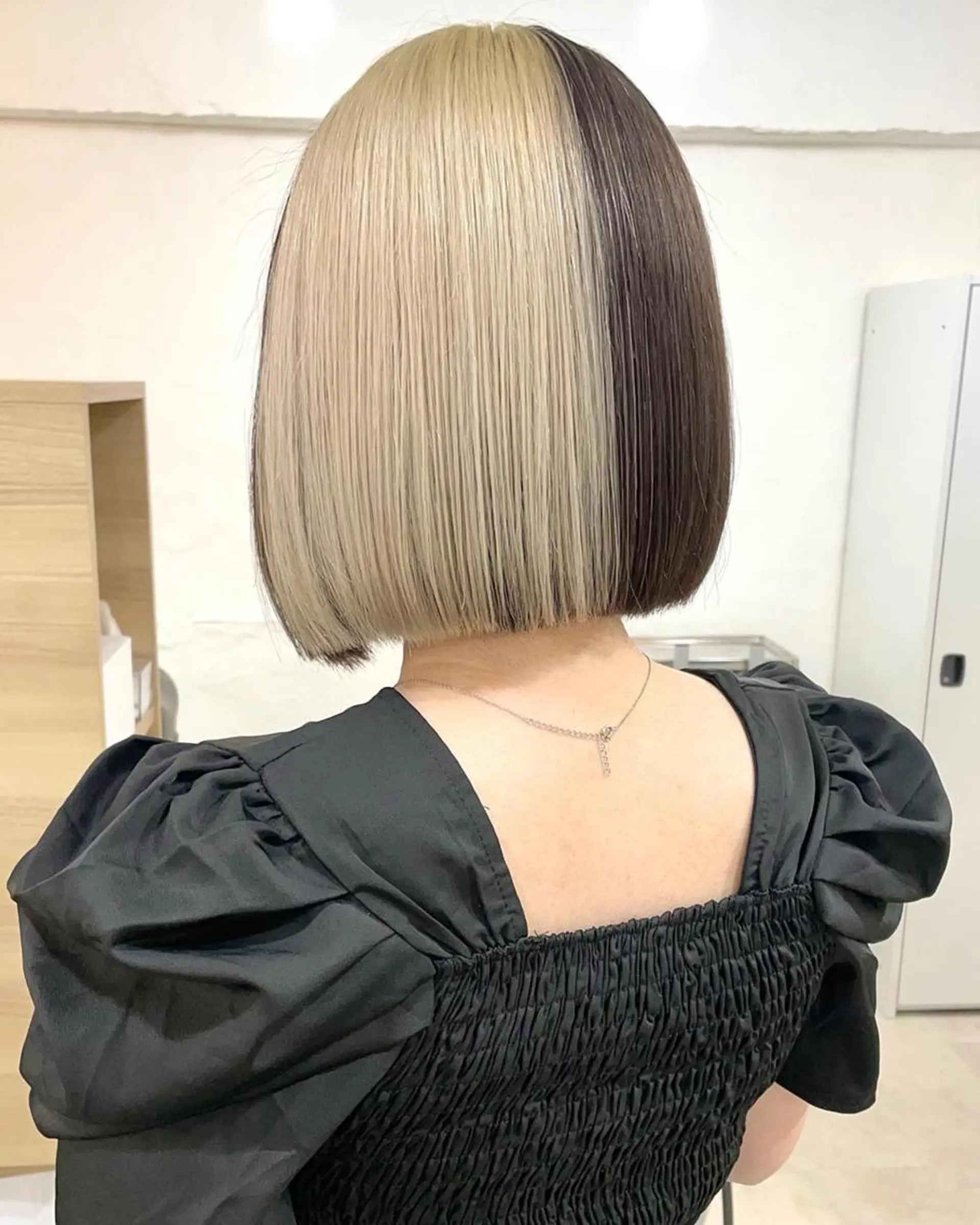 ショート カラー パーマ 切りっぱなしボブ 前下がりボブ ショートボブ 黒髪 デザインカラー 銀座No.1髪質改善 縮毛矯正/本木のヘアスタイル