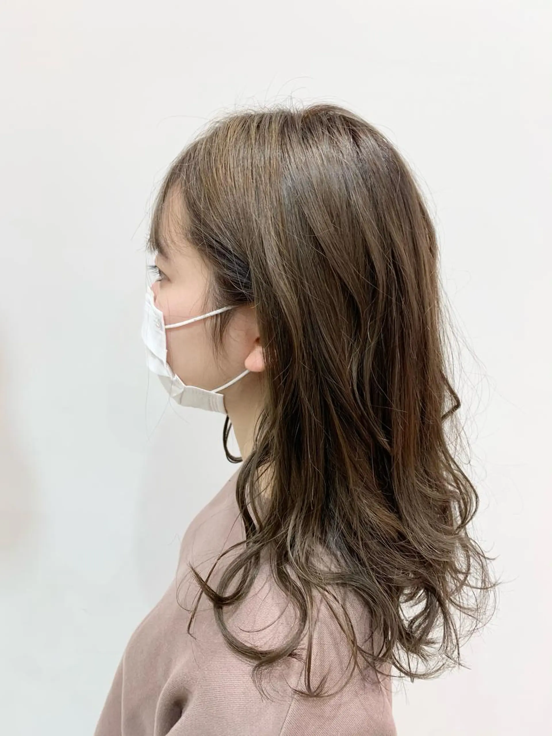 ミディアム カラー ベージュカラー ブリーチ ミルクティーベージュ ハッシュカット レイヤー池袋のヘアスタイル