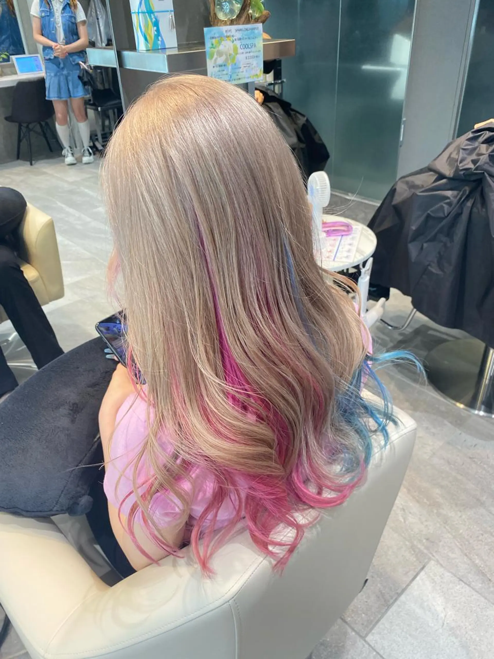 ロング まひろ エクステ／ハイトーンのヘアスタイル