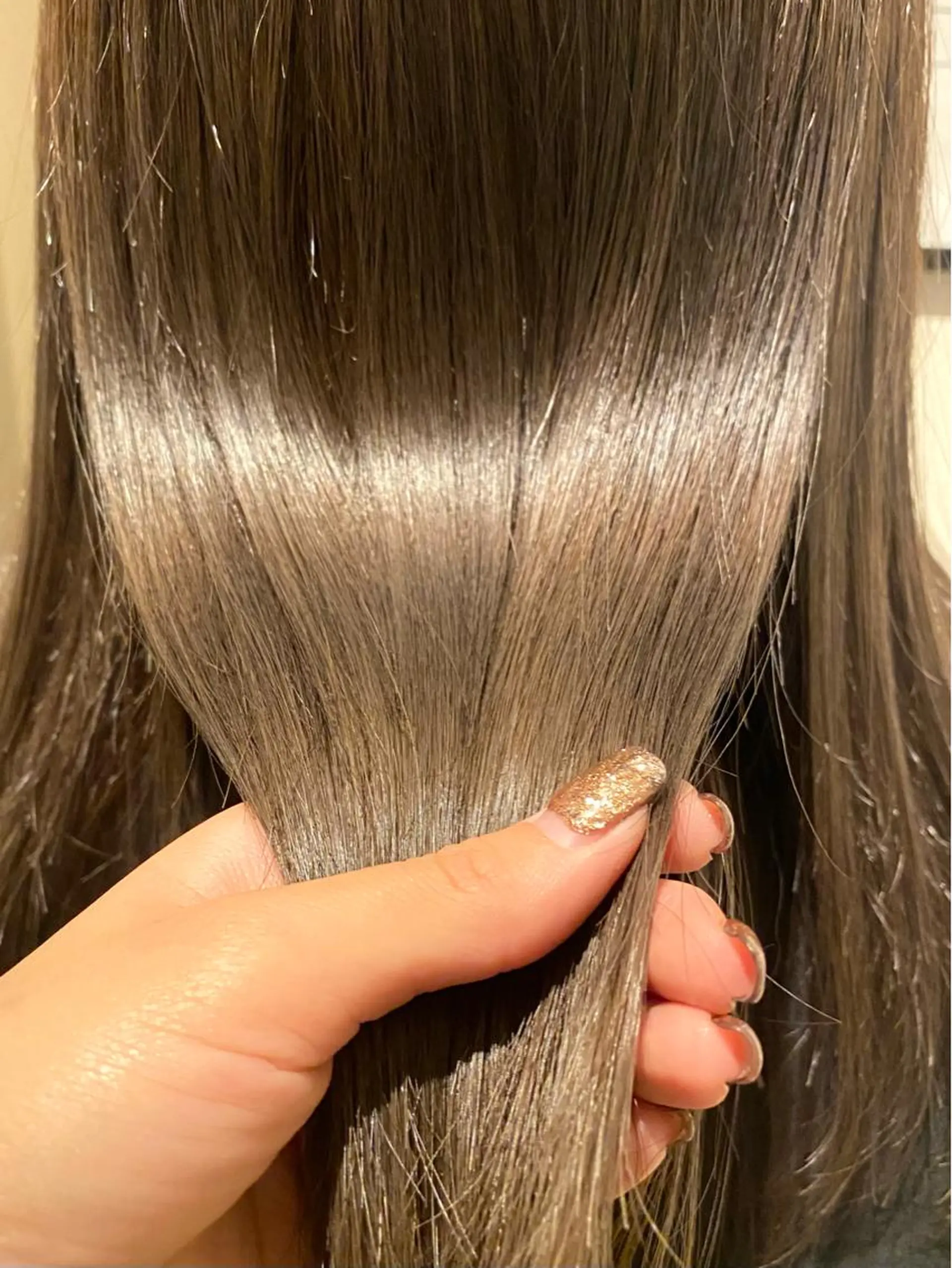 ロング カラー グレージュ トリートメント ANNA ／艶髪／ハイトーンのヘアスタイル