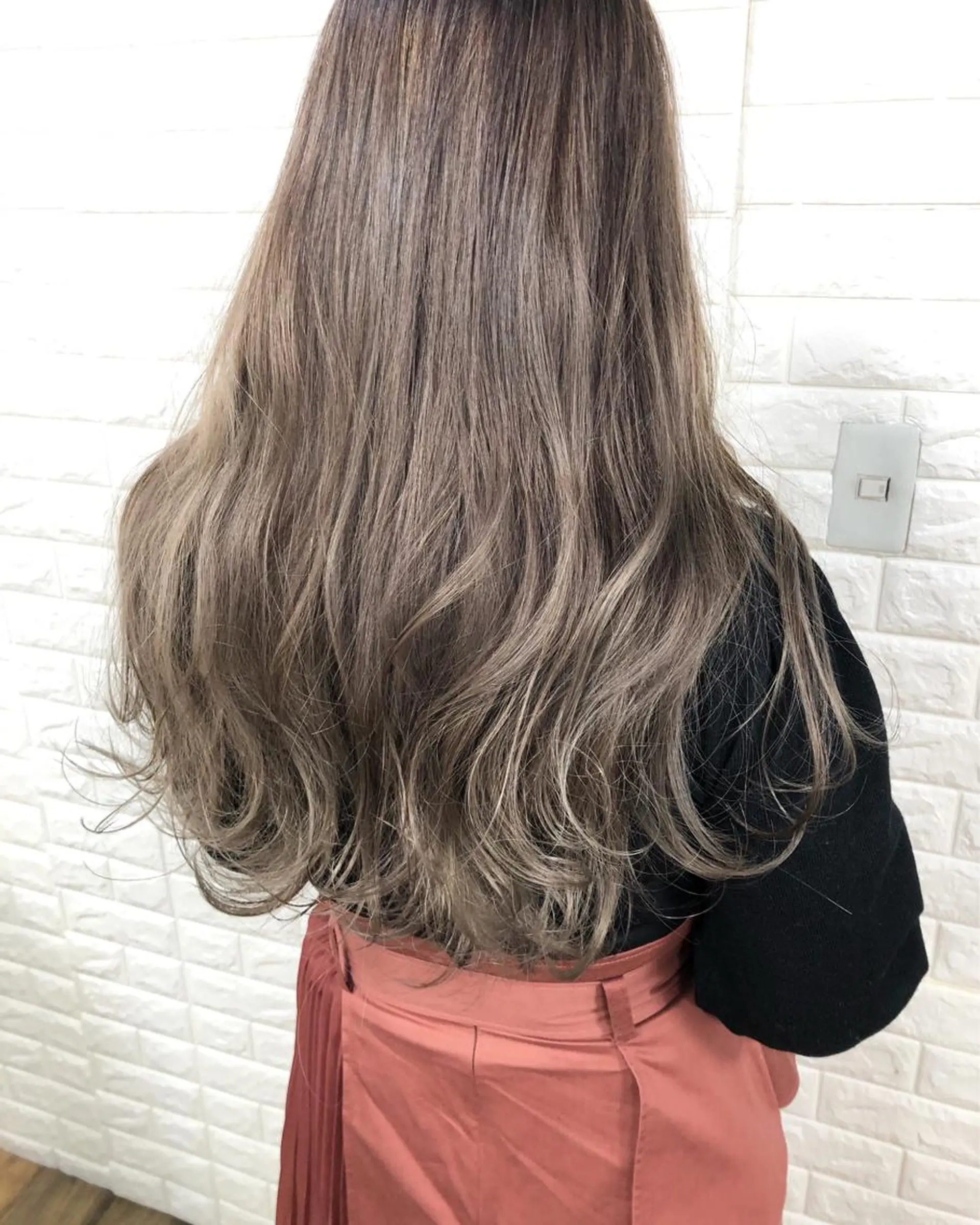 ロング カラー ベージュカラー ブリーチ ケアブリーチ ハイライトカラー ラベンダーカラー ヘアカラー トリートメント famille所属・famille ファミーユのヘアスタイル