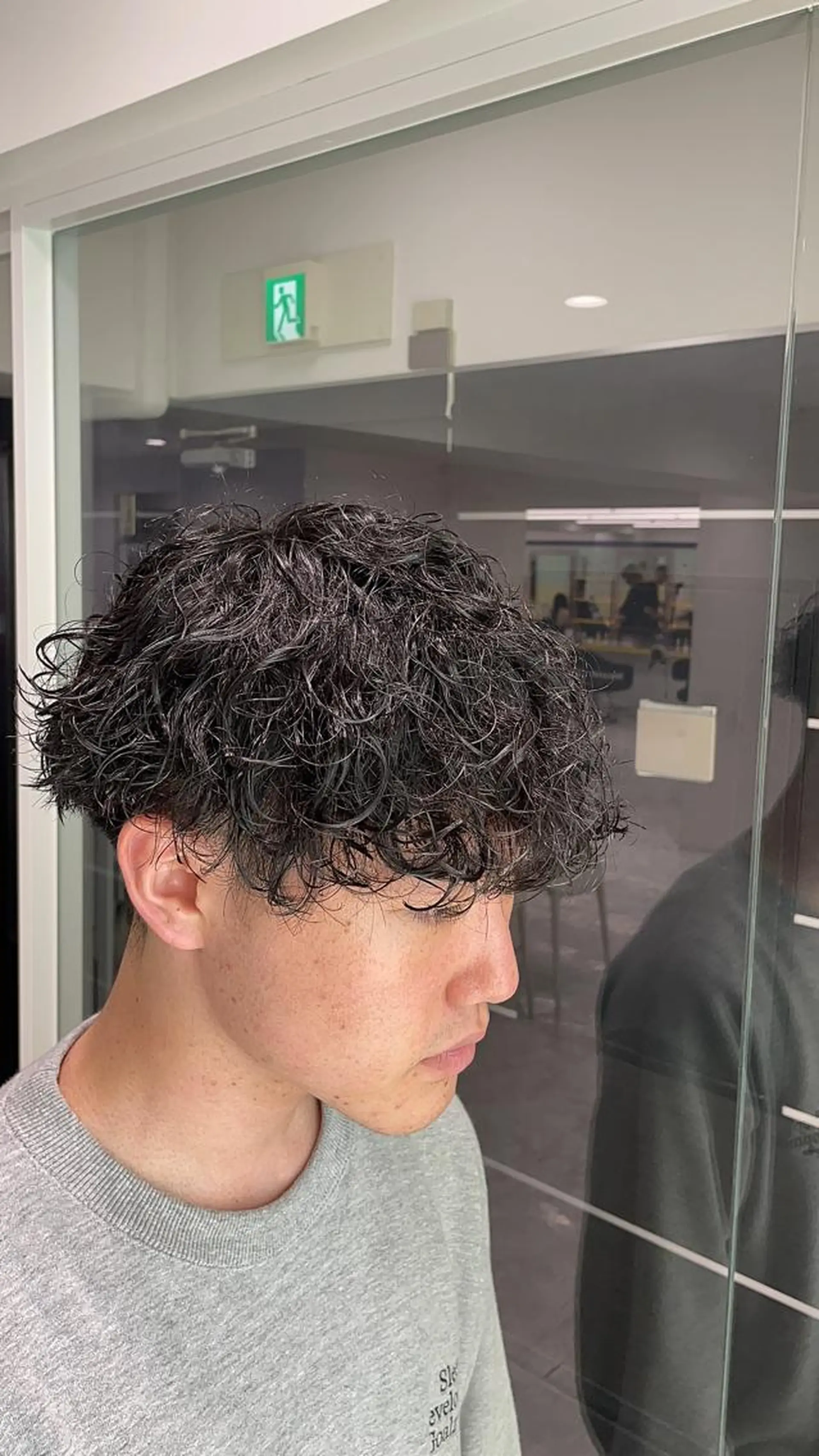 ショート パーマ ヘアアレンジ メンズ メンズパーマ 波巻きパーマ 顔まわりカット の達人のヘアスタイル