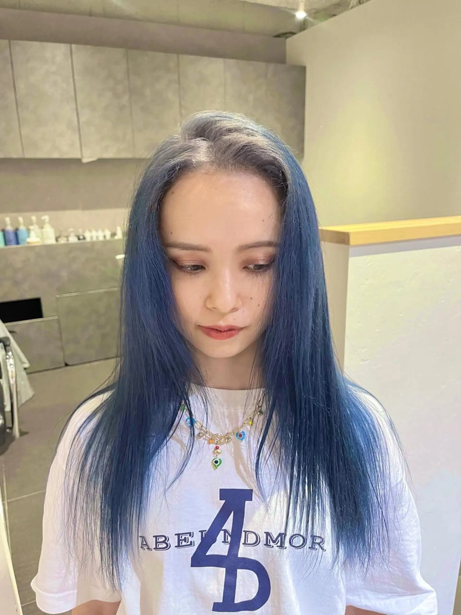 セミロング カラー ブリーチ ブルーカラー デザインカラー ダブルカラー ハイトーンカラー ヘアカラー トリートメント 桃果 momokaのヘアスタイル