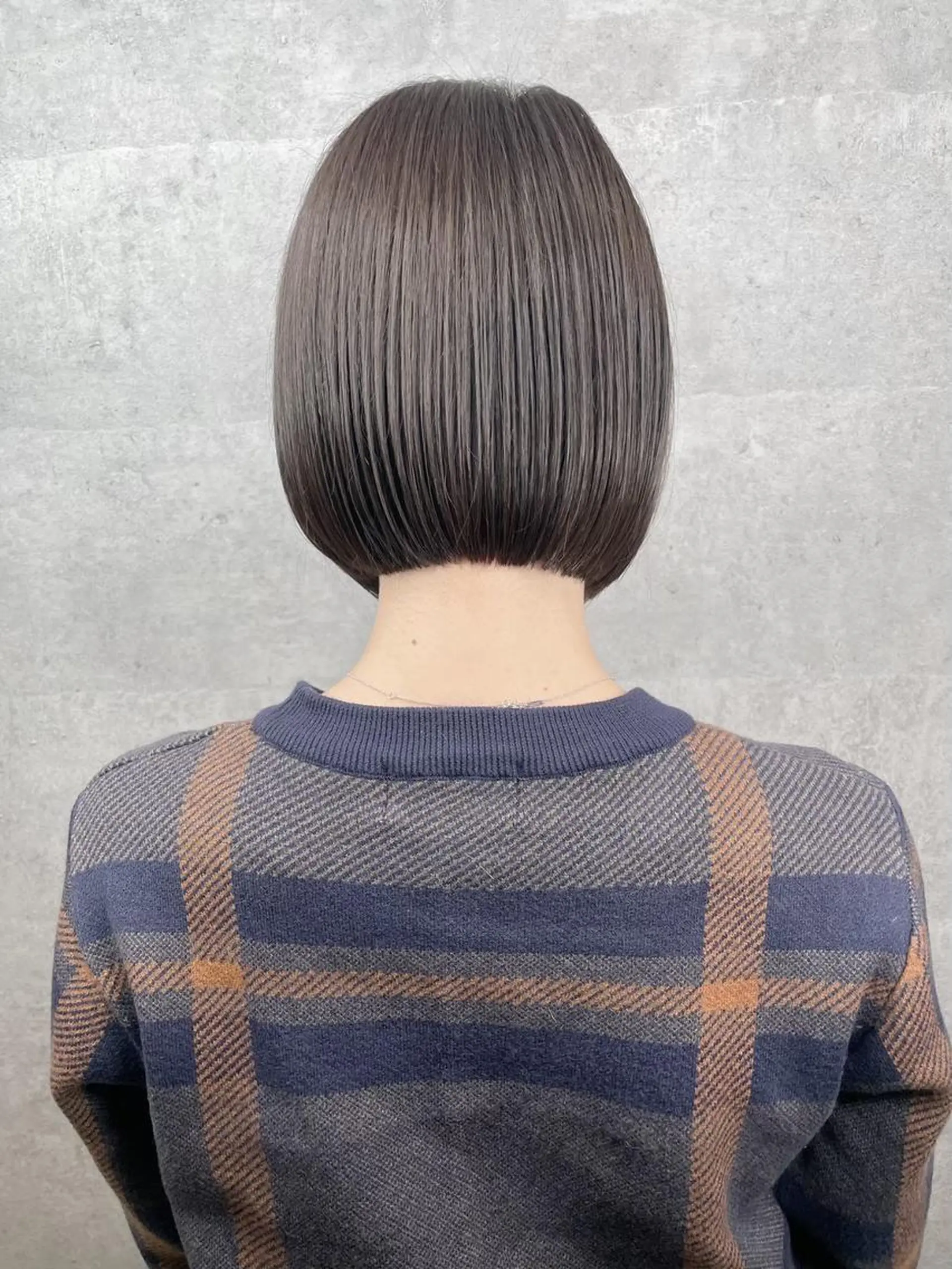 ショート 前下がりボブ ボブ 斜めバング 外国人風カラー 伸ばしかけ _WHITE鳳店 アンダーバーホワイトのヘアスタイル